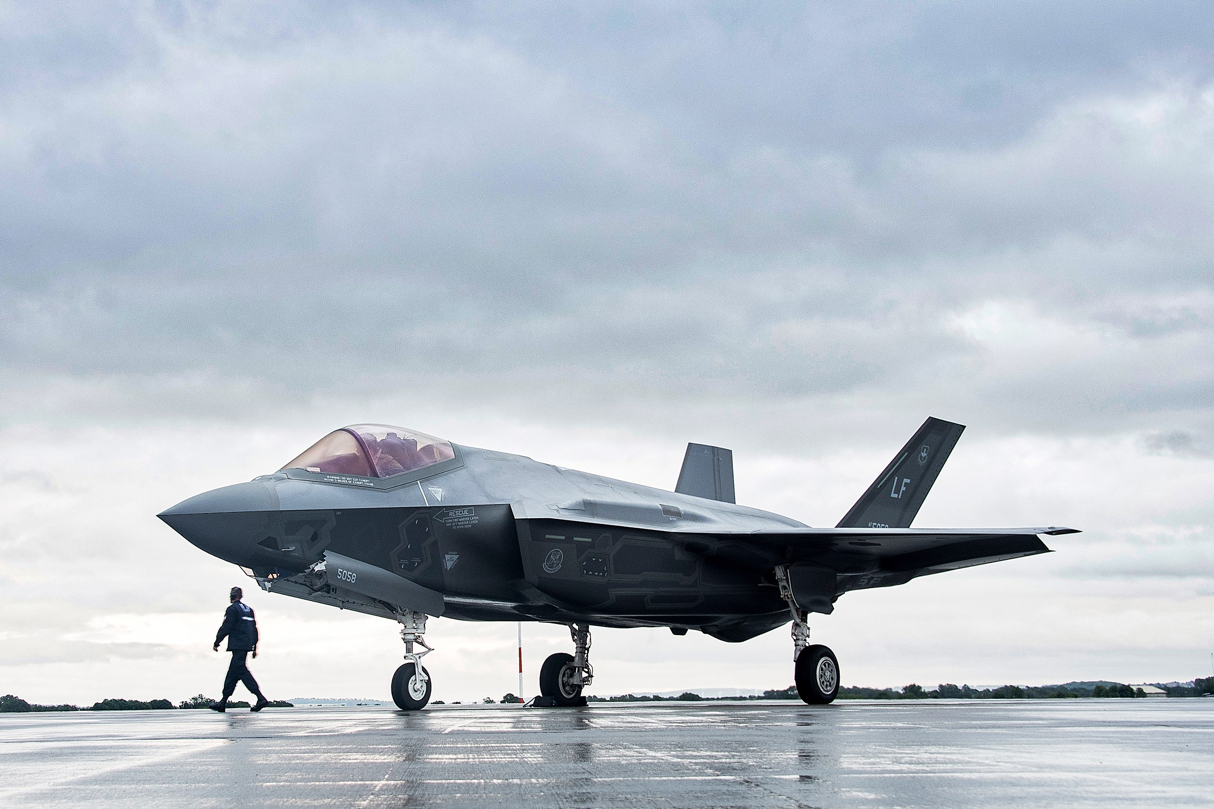 Watch the F-35 Fighter Jet's Stomach-Emptying Public Debut at the ...
