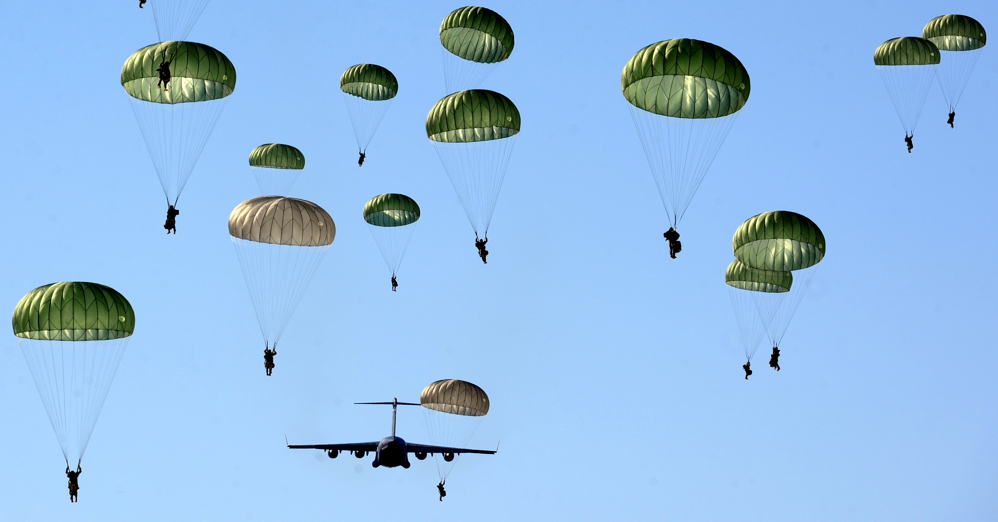 File:Paratroopers of the U.S. Army's 4th Brigade Combat Team ...