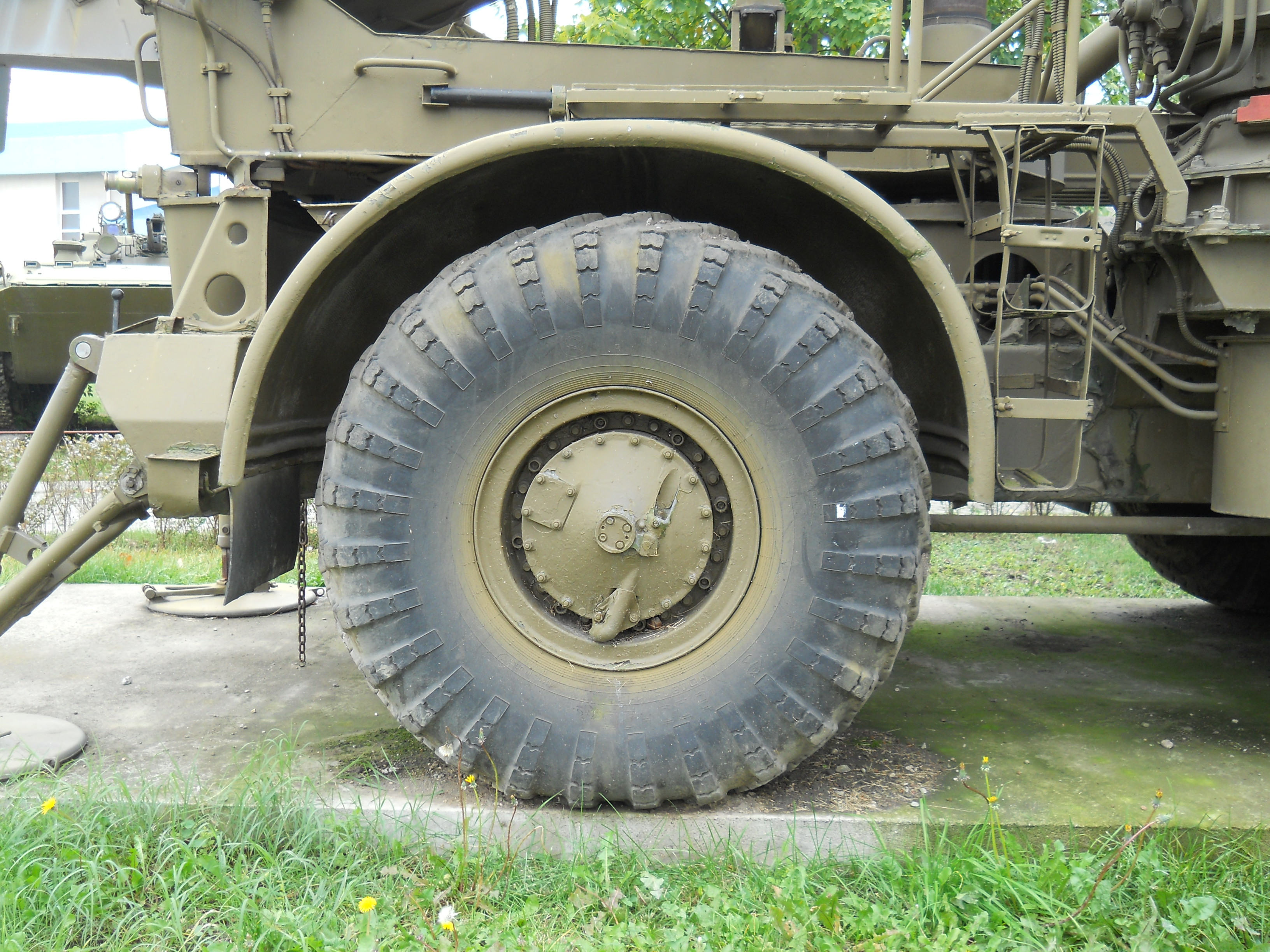 File:ZiL-135 tire, National Museum of Military History, Bulgaria.jpg ...