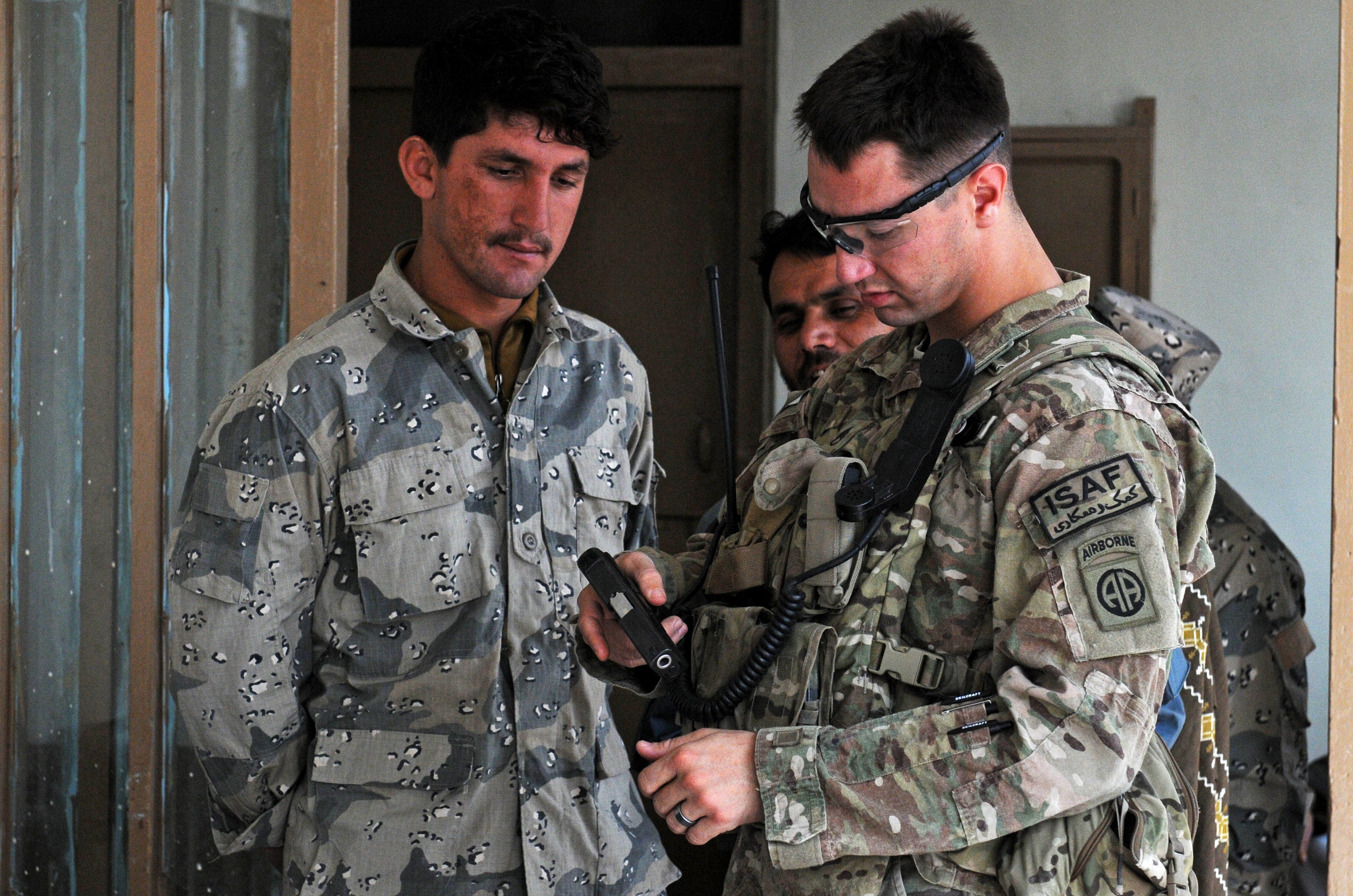 File:82nd Airborne Division soldier works with Afghan Border Patrol ...
