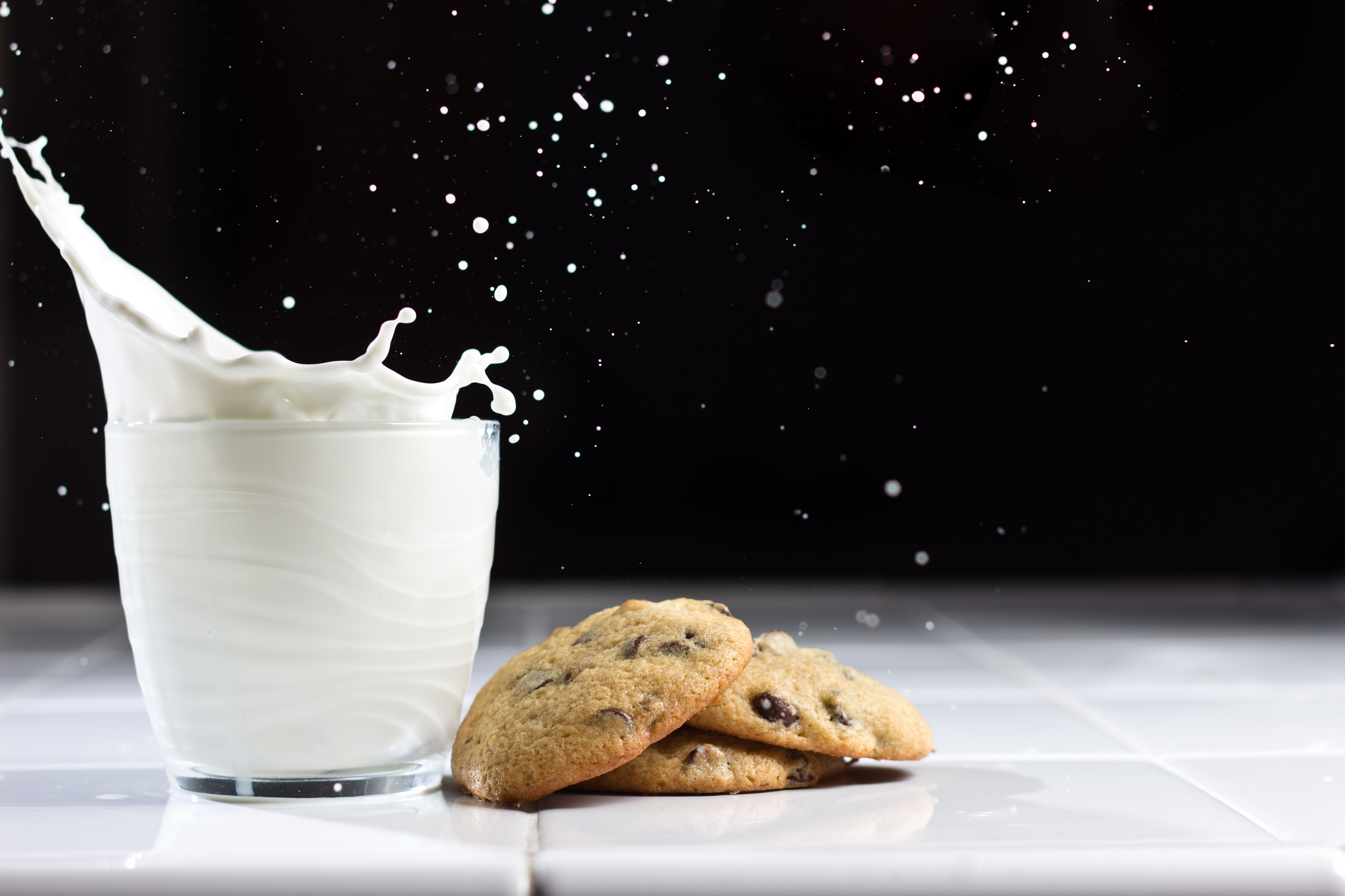File:Cookies and milk.jpg - Wikimedia Commons