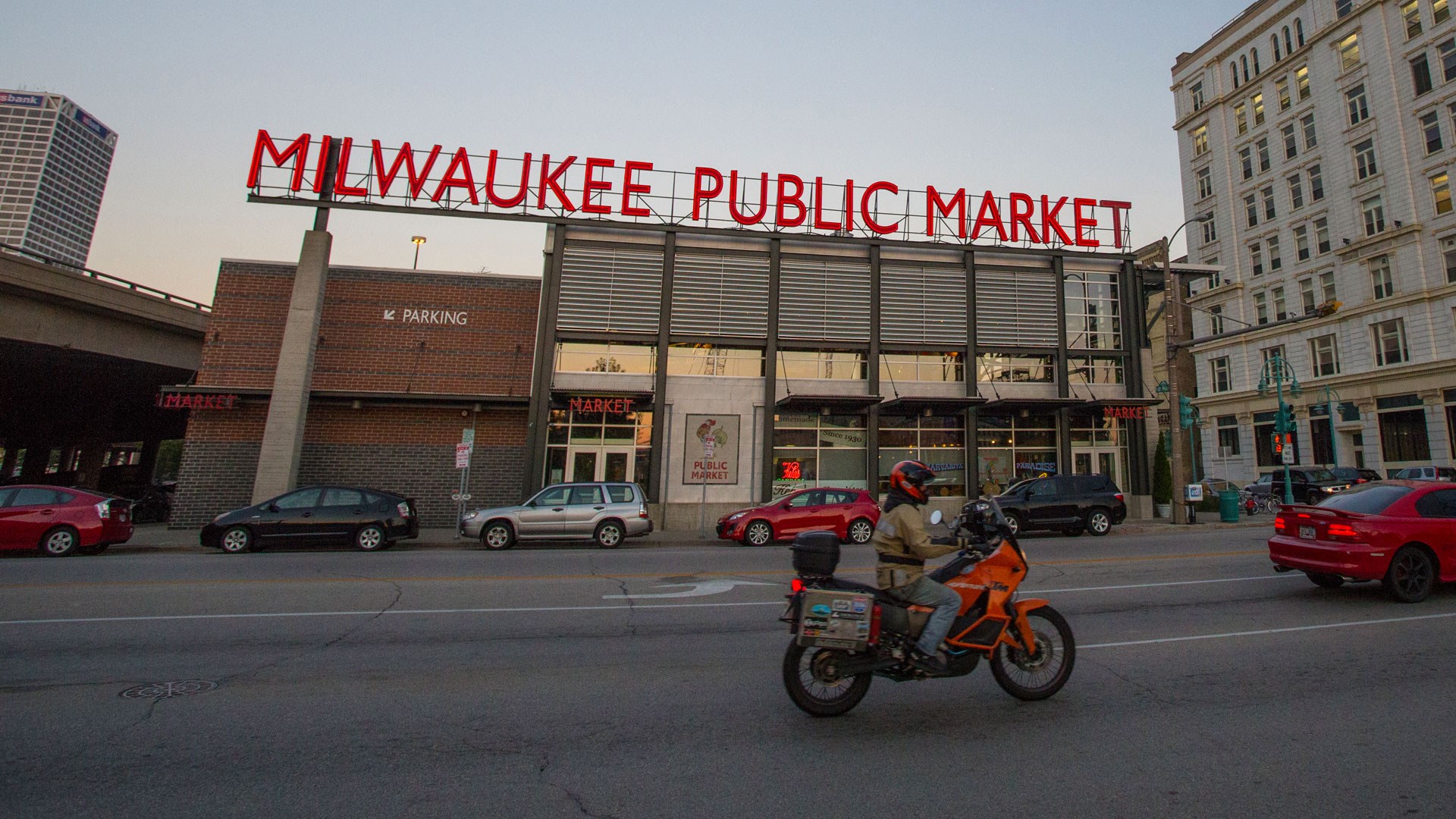 Visit Milwaukee - The Milwaukee RiverWalk
