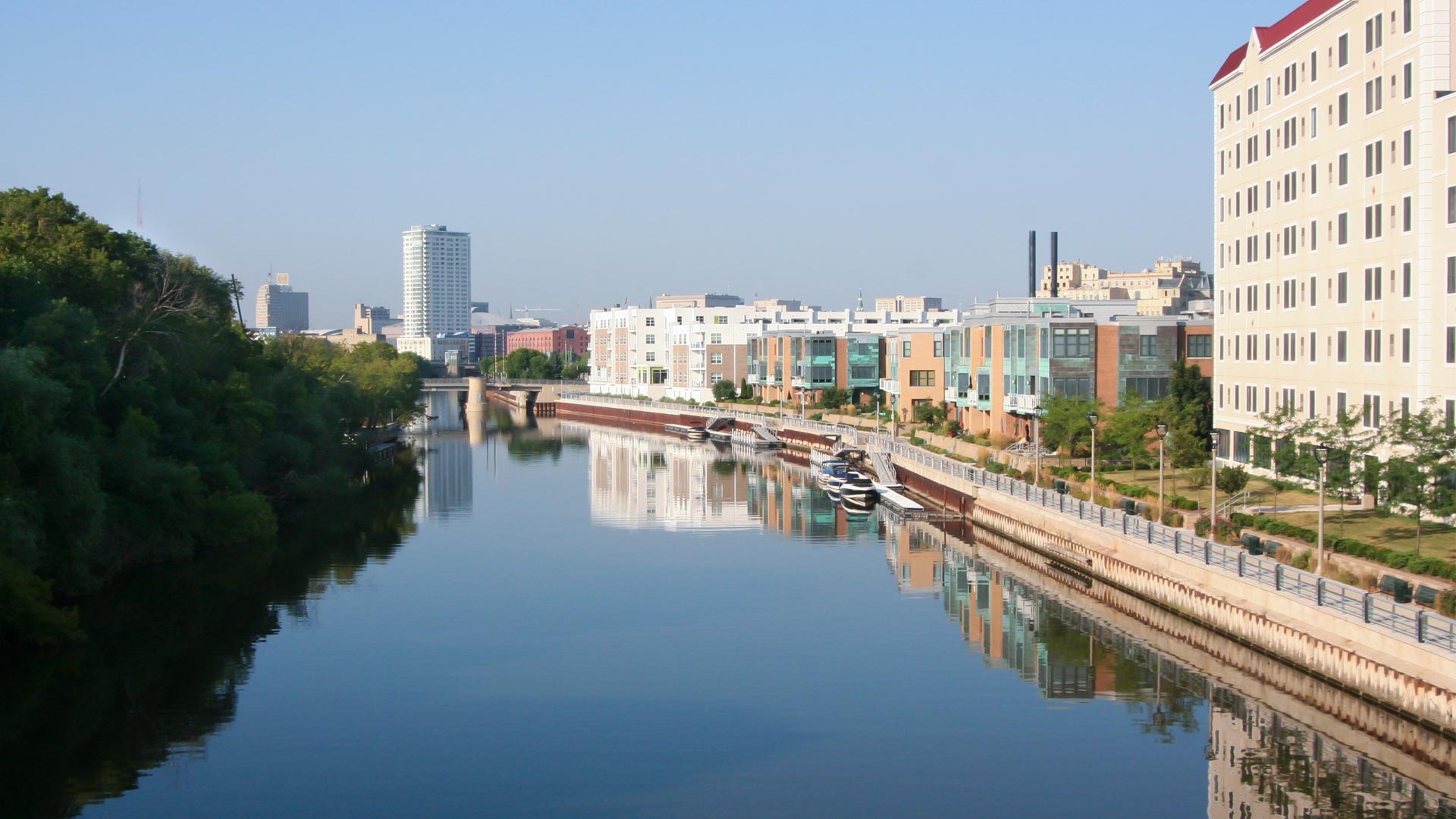 Visit Milwaukee - The Milwaukee RiverWalk