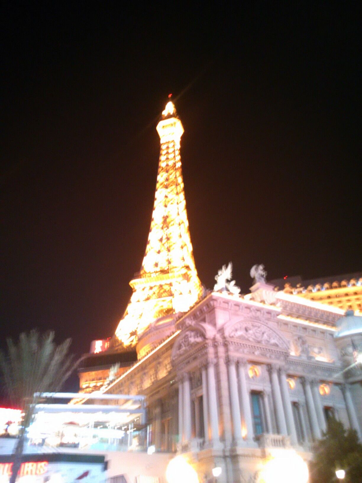 The gorgeous mini Eiffel tower at night | My Las Vegas adventure ...