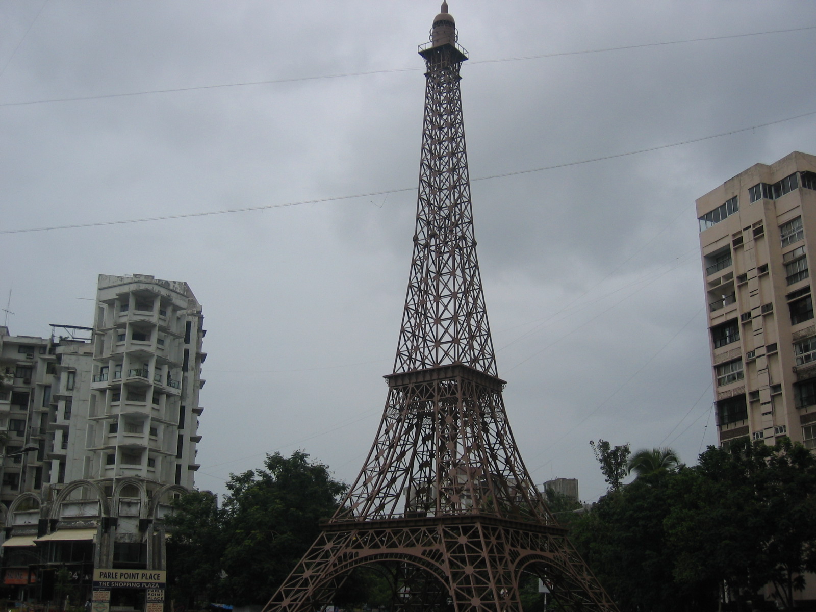 File:Mini Eiffel Tower at Parle Point in Surat.jpg - Wikimedia Commons