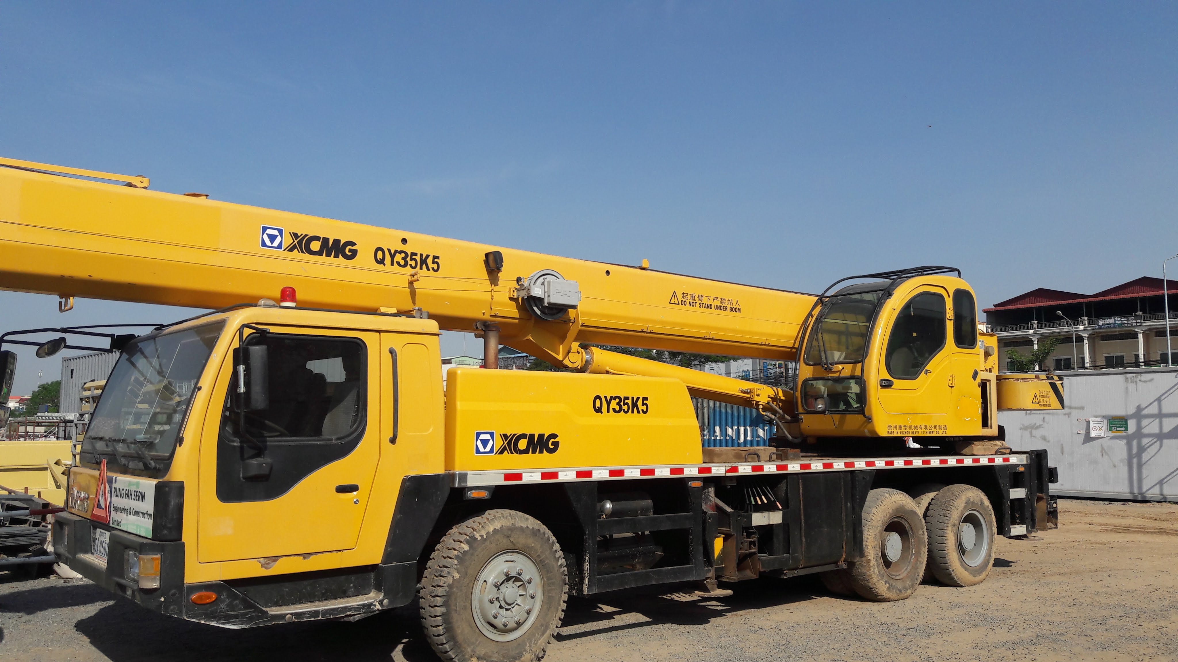 40 feet container to be lift by mobile crane 35t | Mobile crane ...