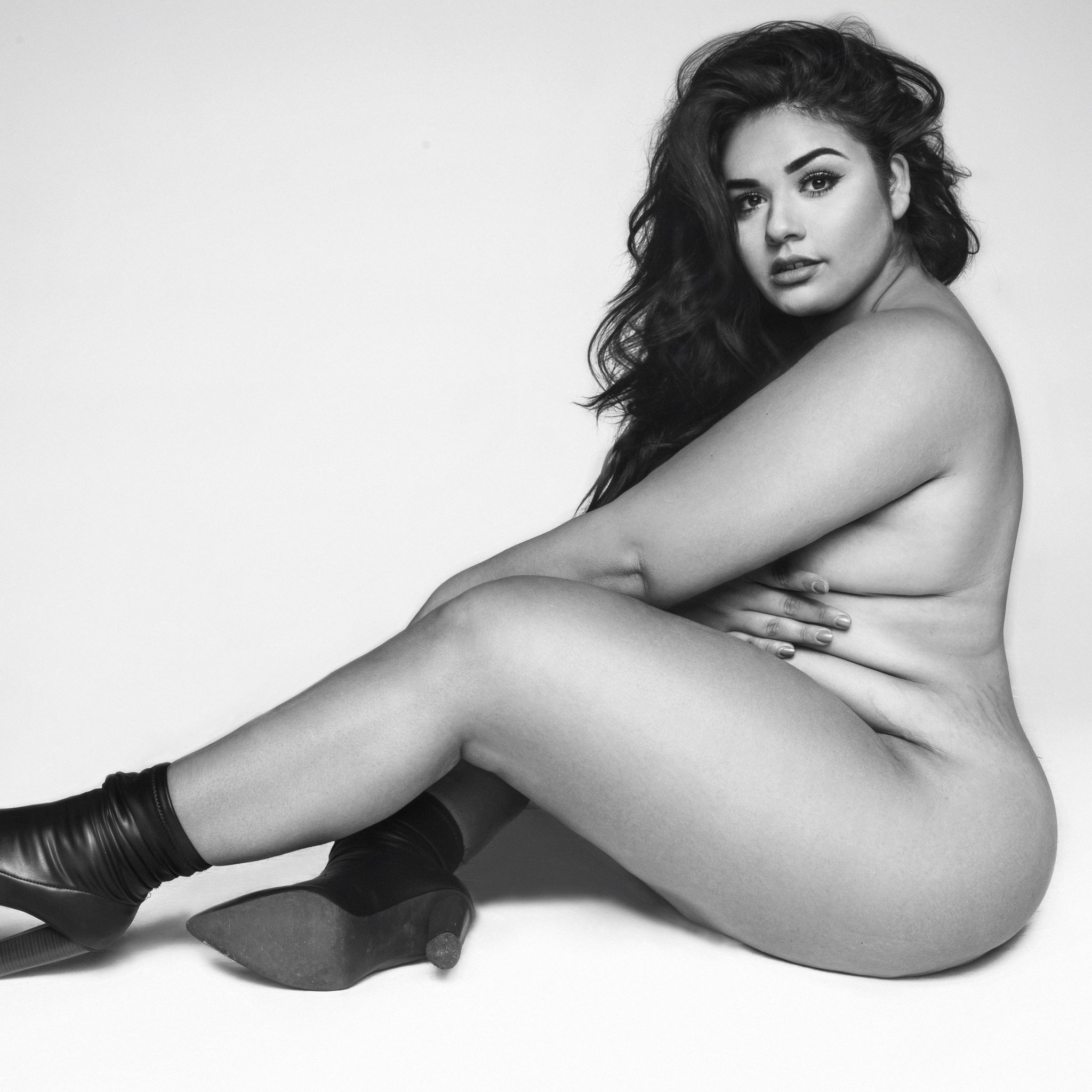 Plus-Size Model Re-Creates Gigi Hadid Photo POPSUGAR Fashion. 