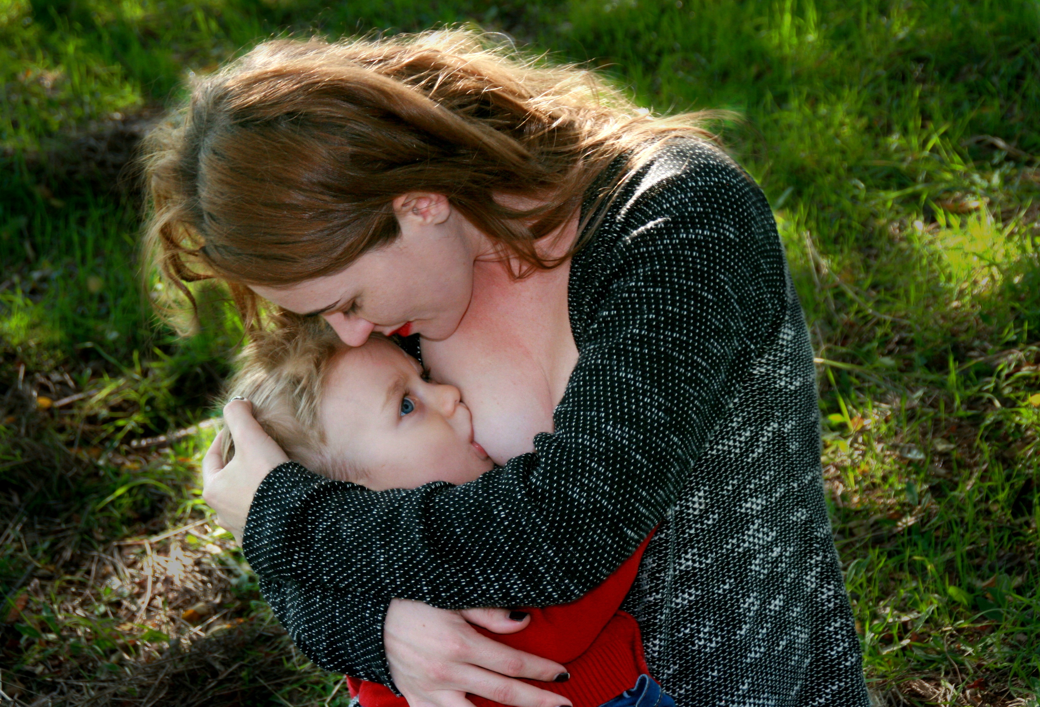 Loving mom. Кормление грудью. Кормление грудью взрослых. Грудное вскармливание взрослых детей. Грудное вскармливание больших детей.