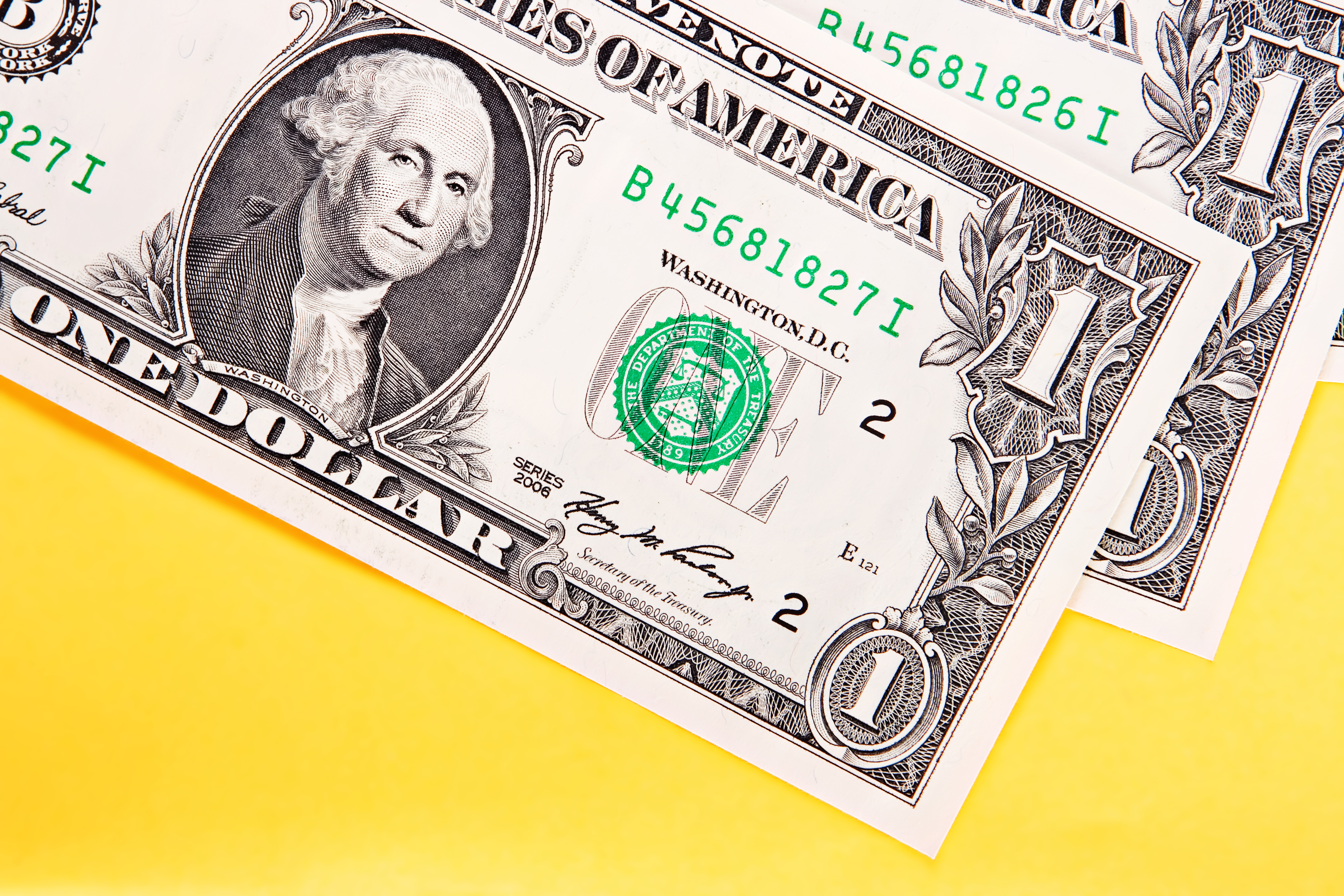 1 31 долларов. Розовые доллары. Фото доллары на жёлтом фоне. Картинки долларов на желтом фоне. Доллары в розовом цвете.