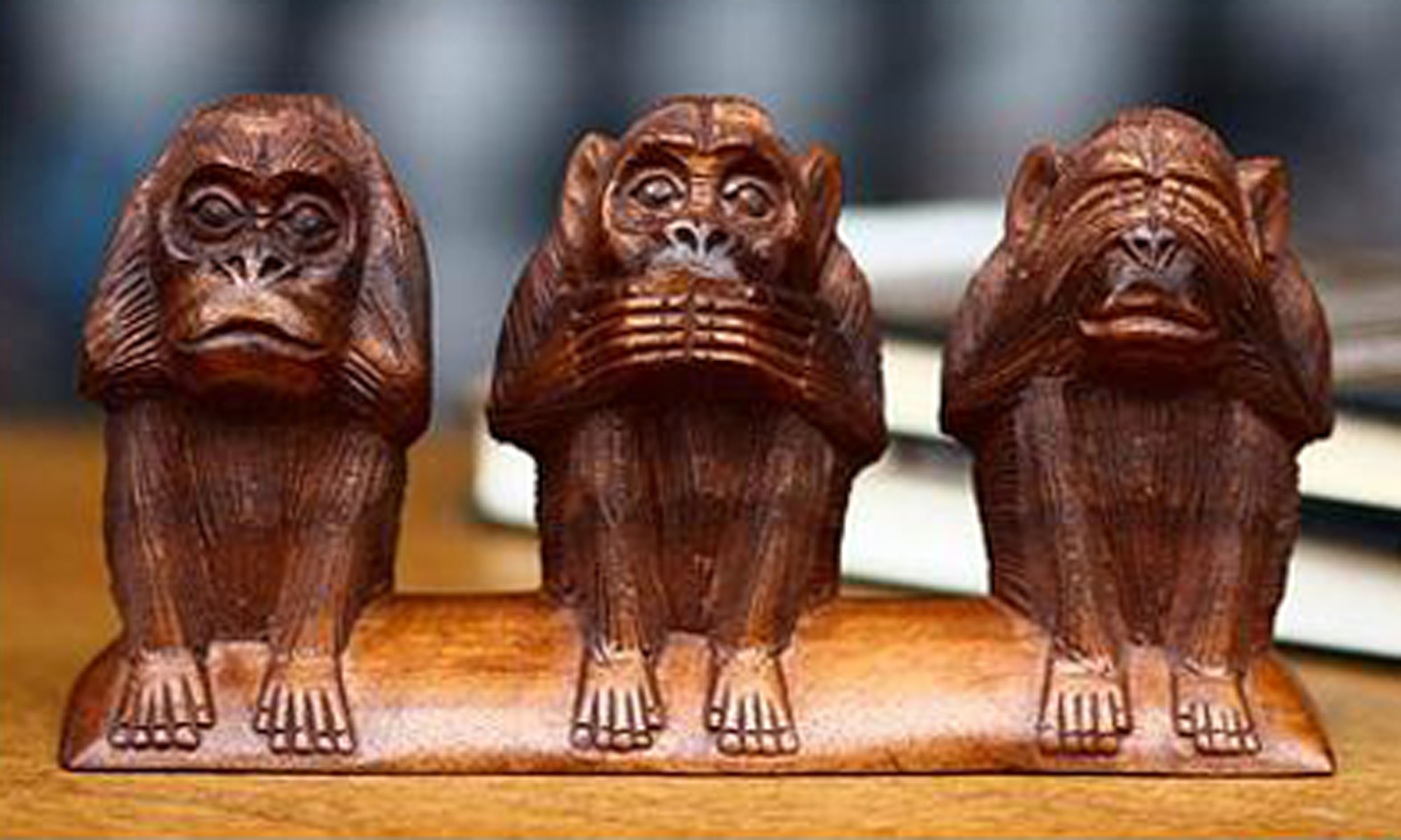 Monkeys wooden statue photo