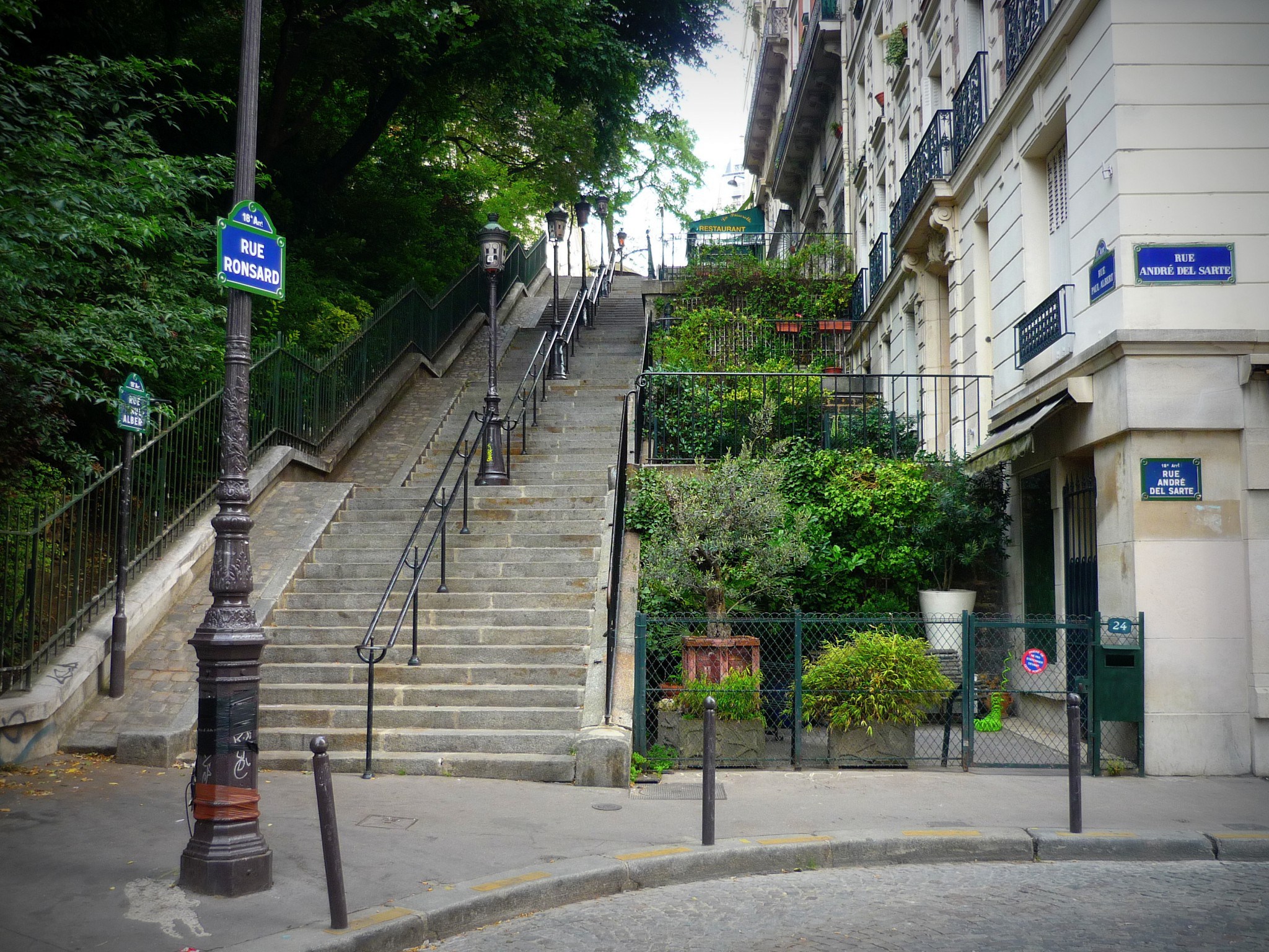 Ascent to the forecourt of Sacré-Cœur in Montmartre - French Moments