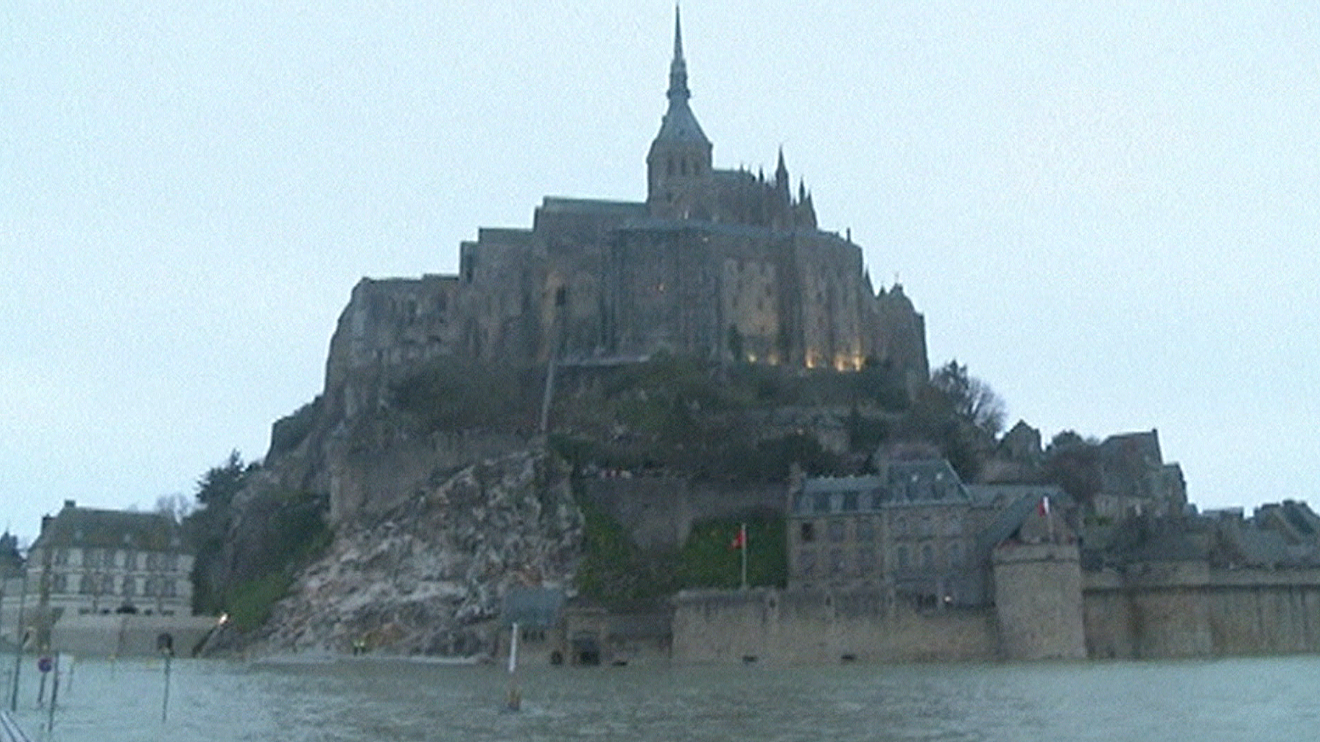 Thousands Gather at Mont Saint-Michel to View High Tide
