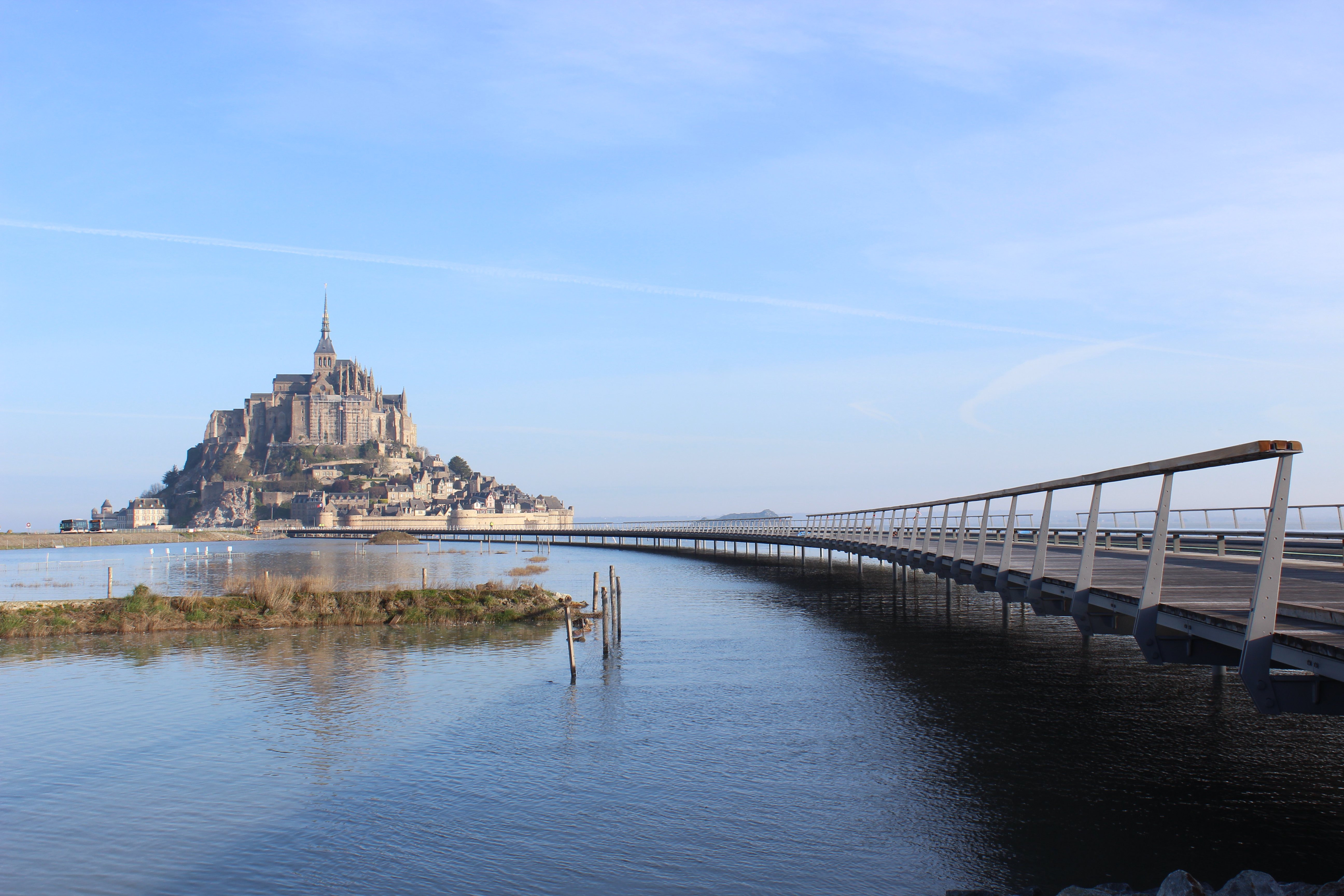 File:Mont St Michel + Jetée par Marée haute.JPG - Wikimedia Commons