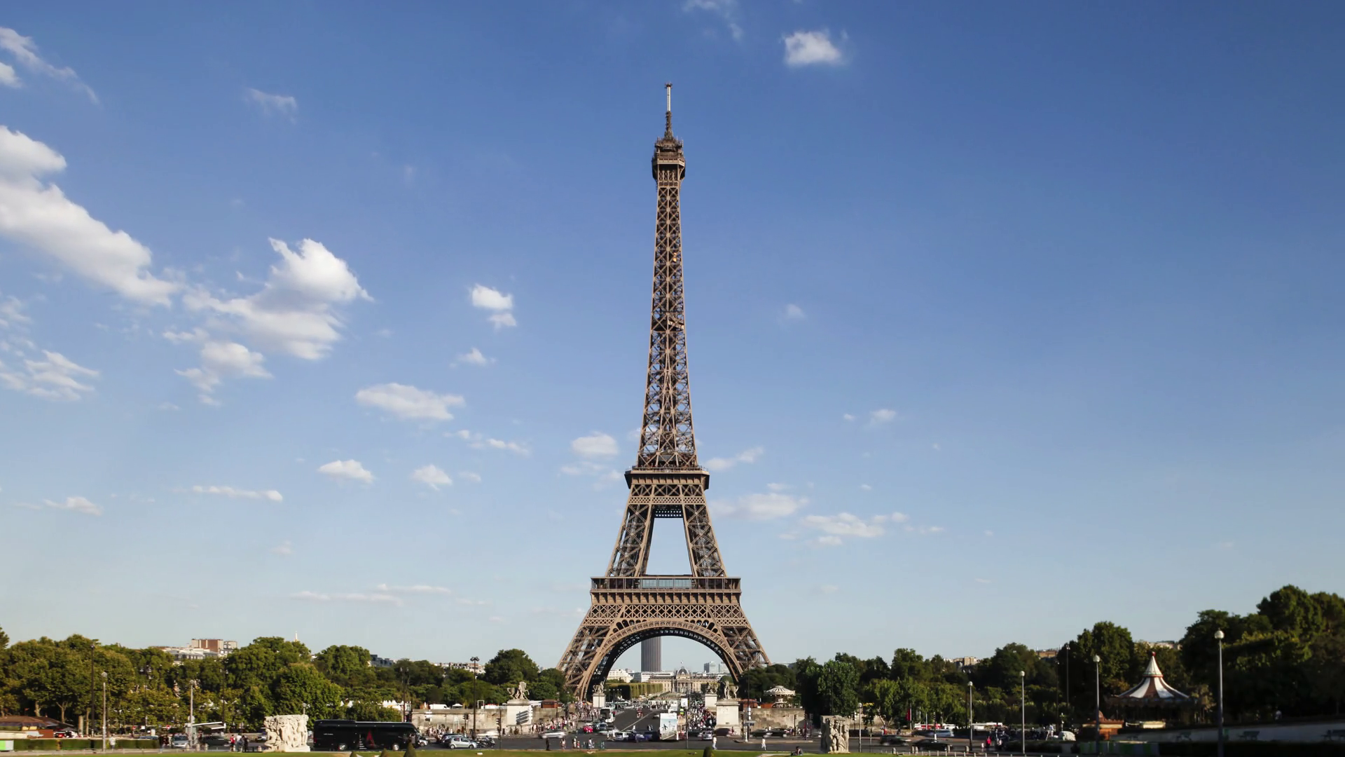 PARIS, FRANCE - August 25, 2016: The Eiffel Tower landmark ...