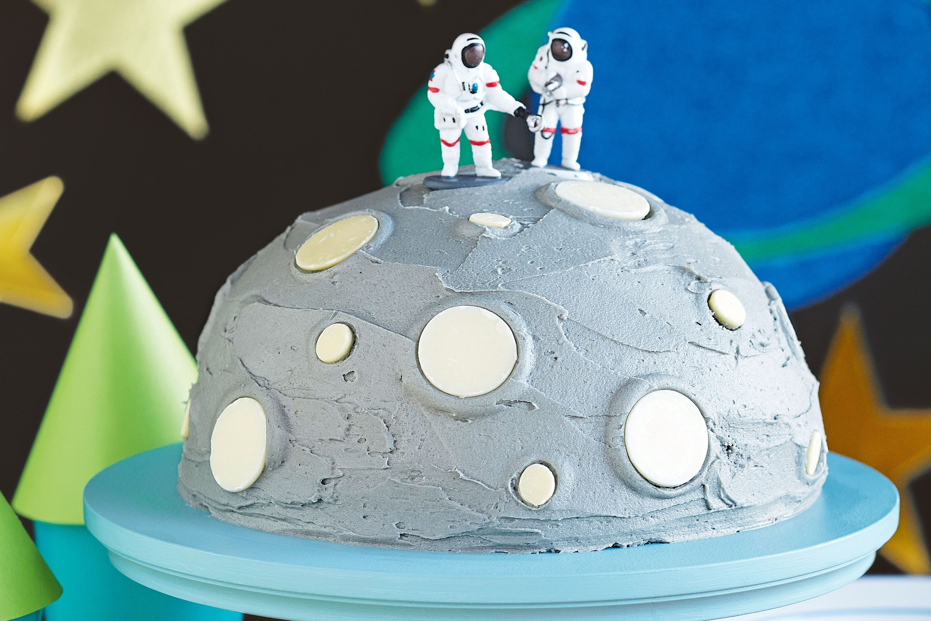 Man-on-the-moon cake