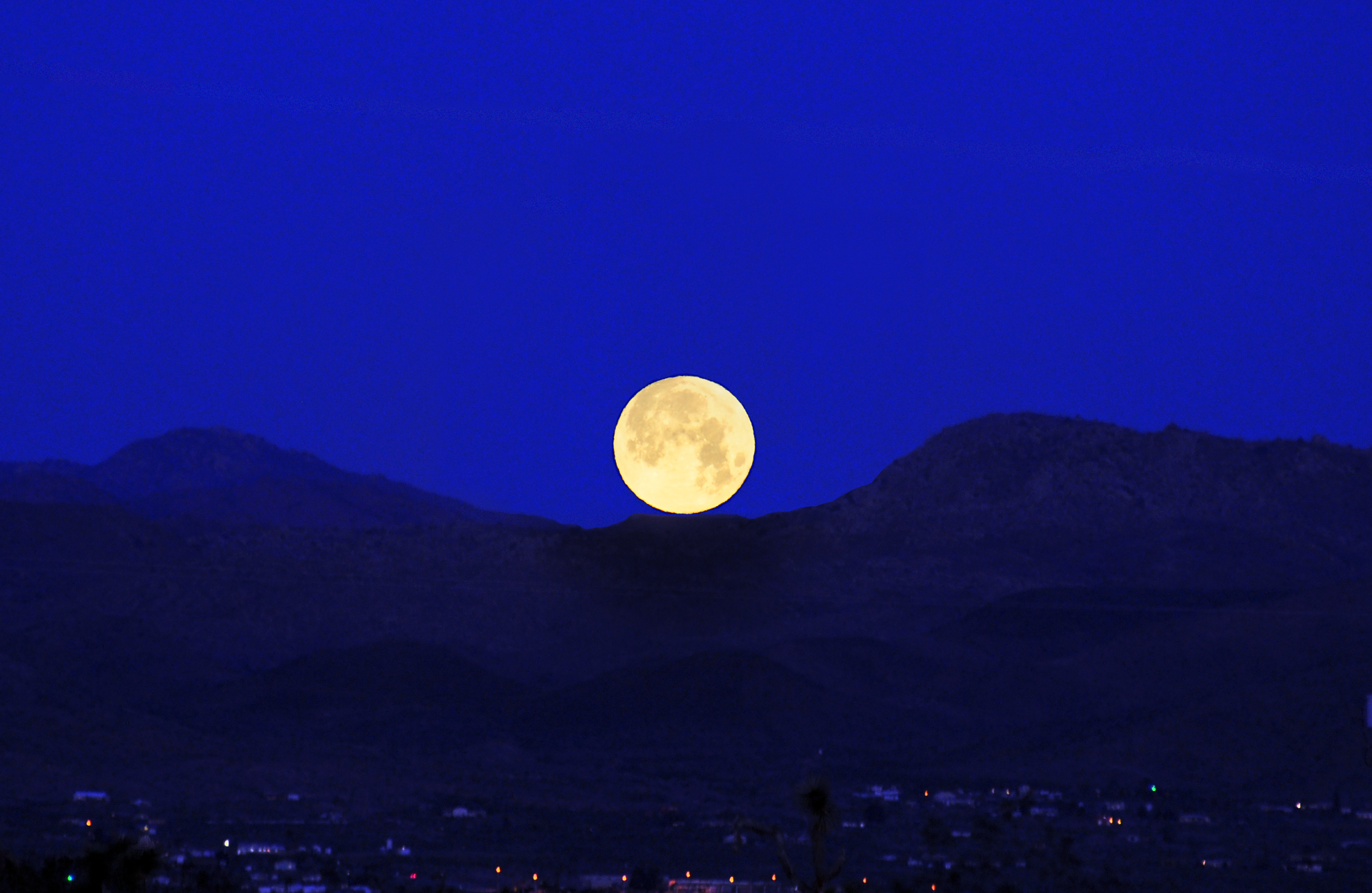 File:Early Morning Moonset.jpg - Wikimedia Commons