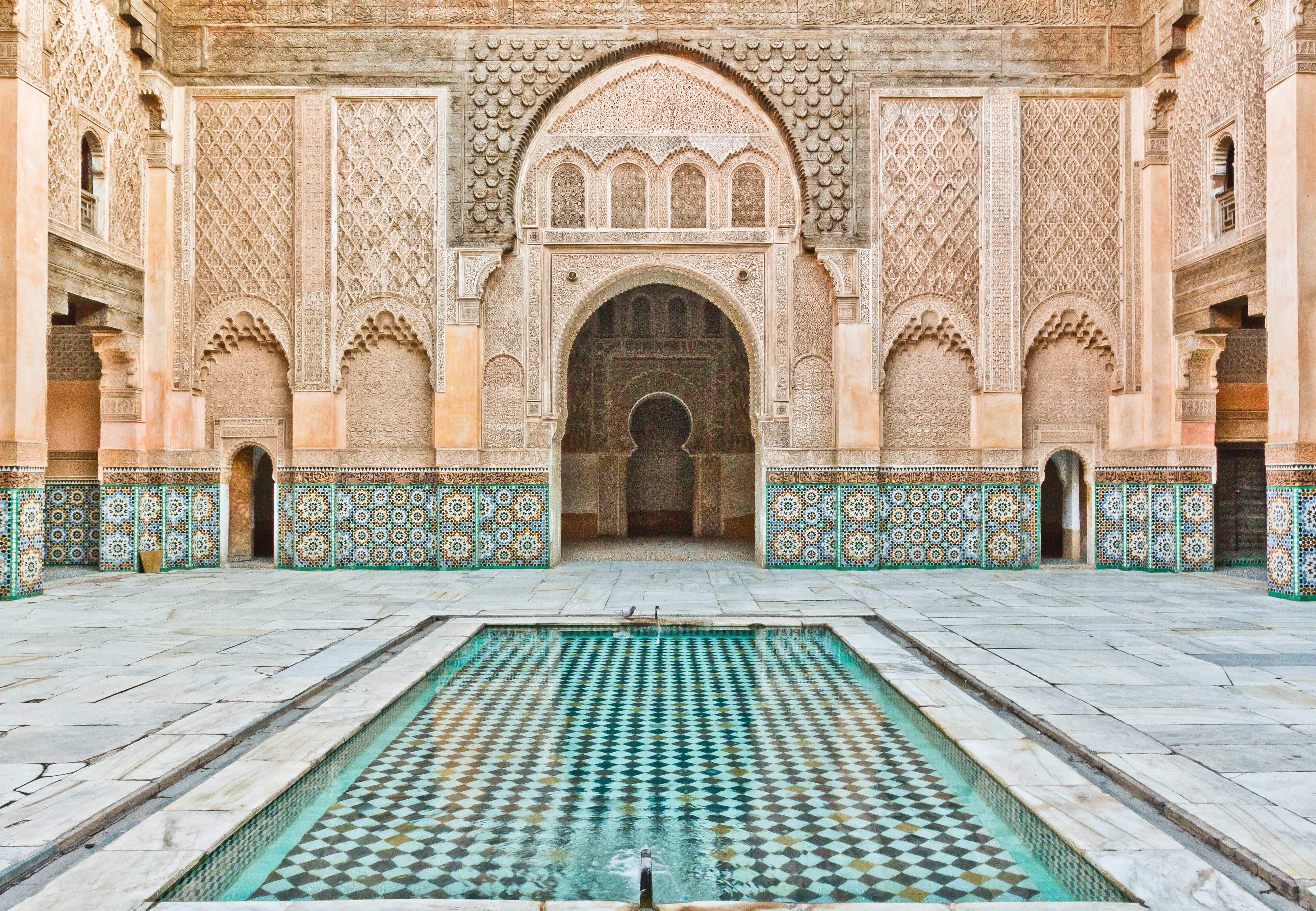 Что такое магриб в исламе. Медресе Бен Юсефа. Марракеш Марокко архитектура. Архитектура Марокко медресе.