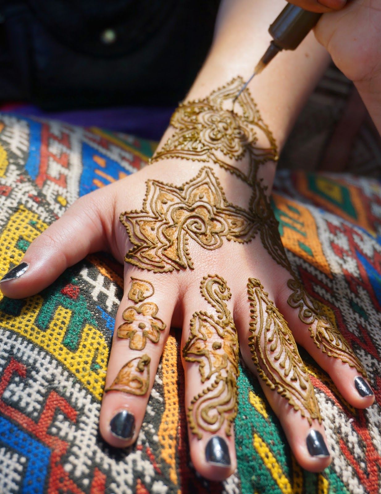 Eshkol HaKofer: Hey Hannaya: A Moroccan Henna Artist in Action ...