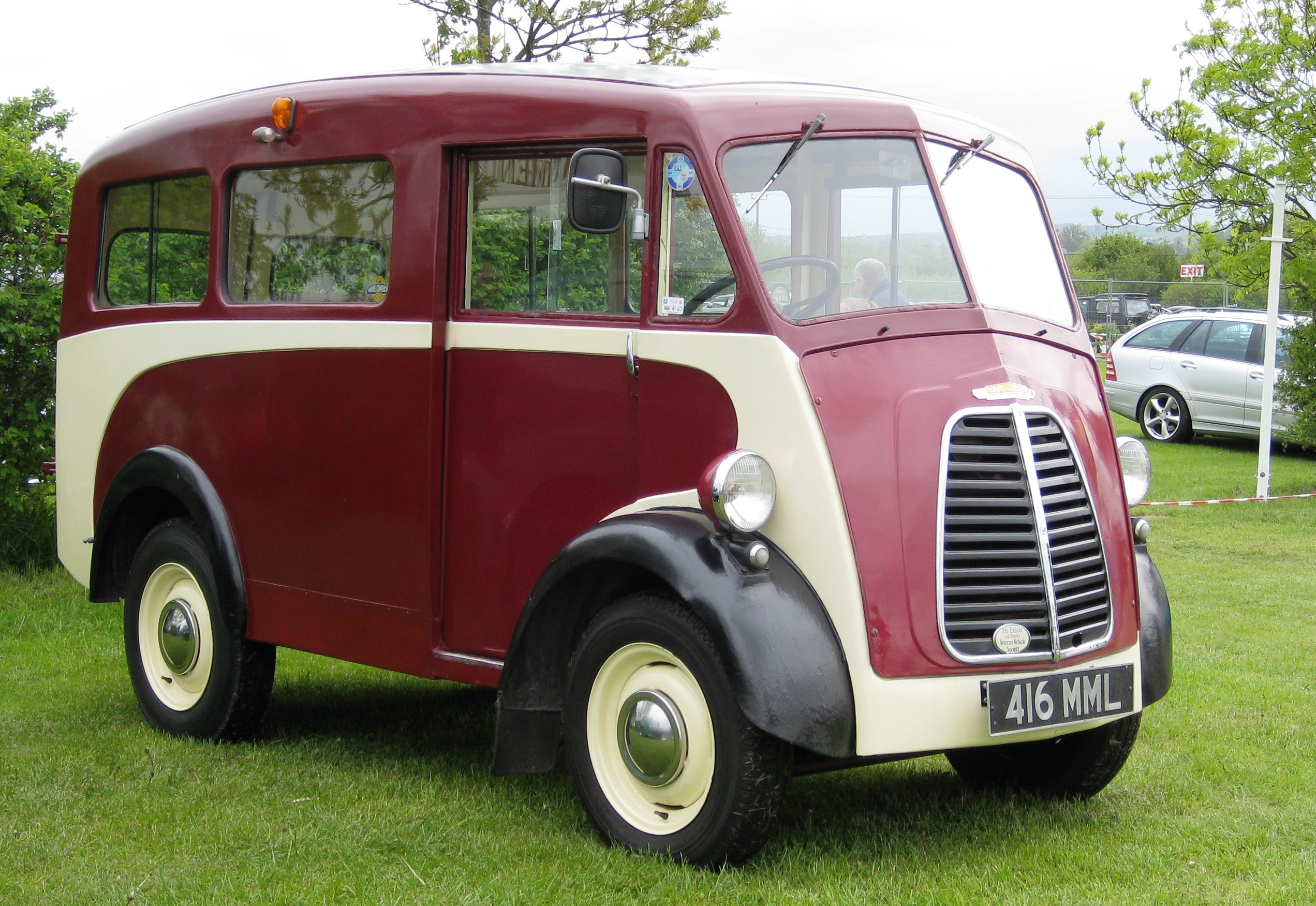 File:Morris J-Type van with side windows ca 1951 Battlesbridge.JPG ...