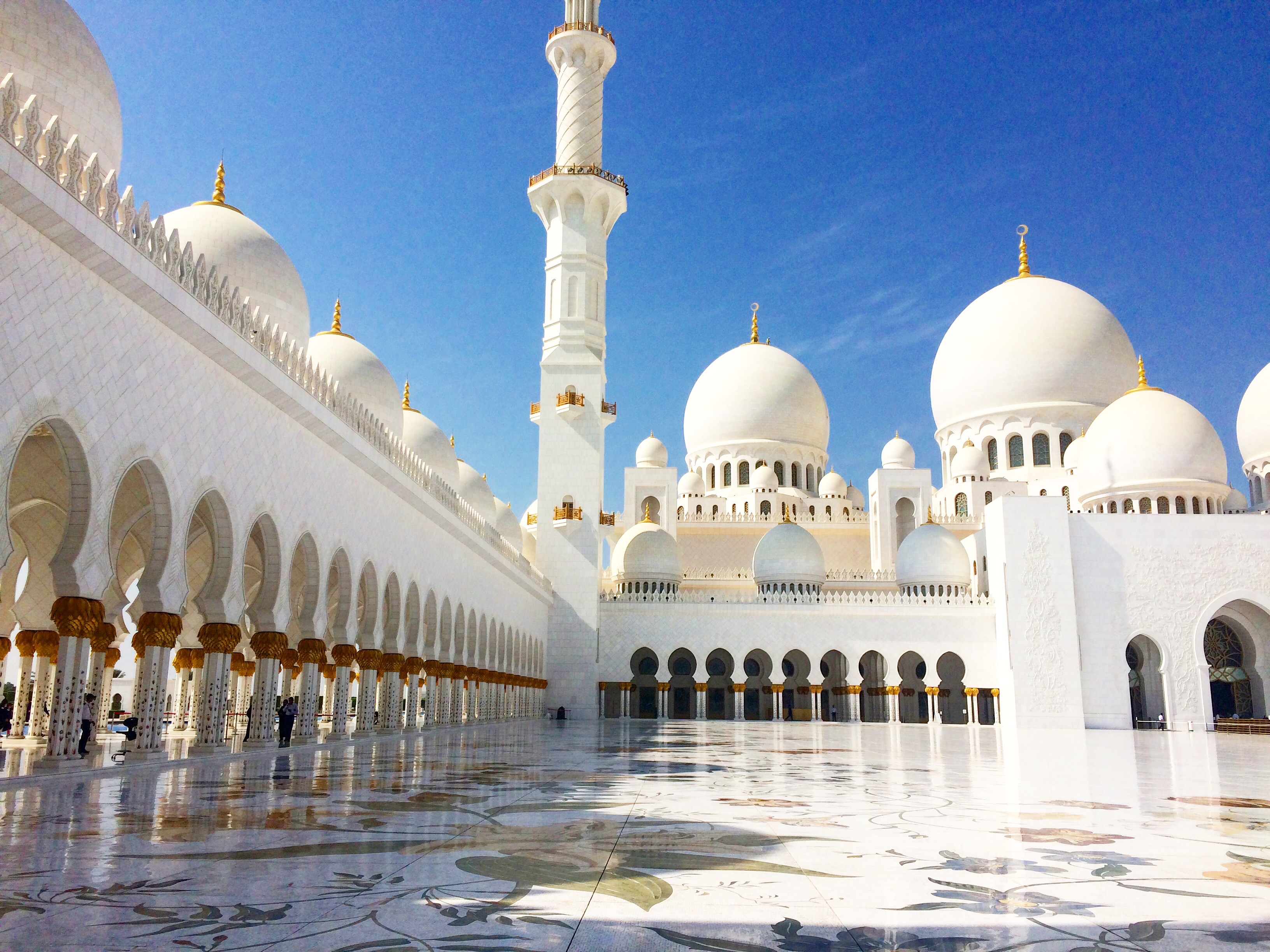 Visiting Sheikh Zayed Grand Mosque in Abu Dhabi from Dubai!