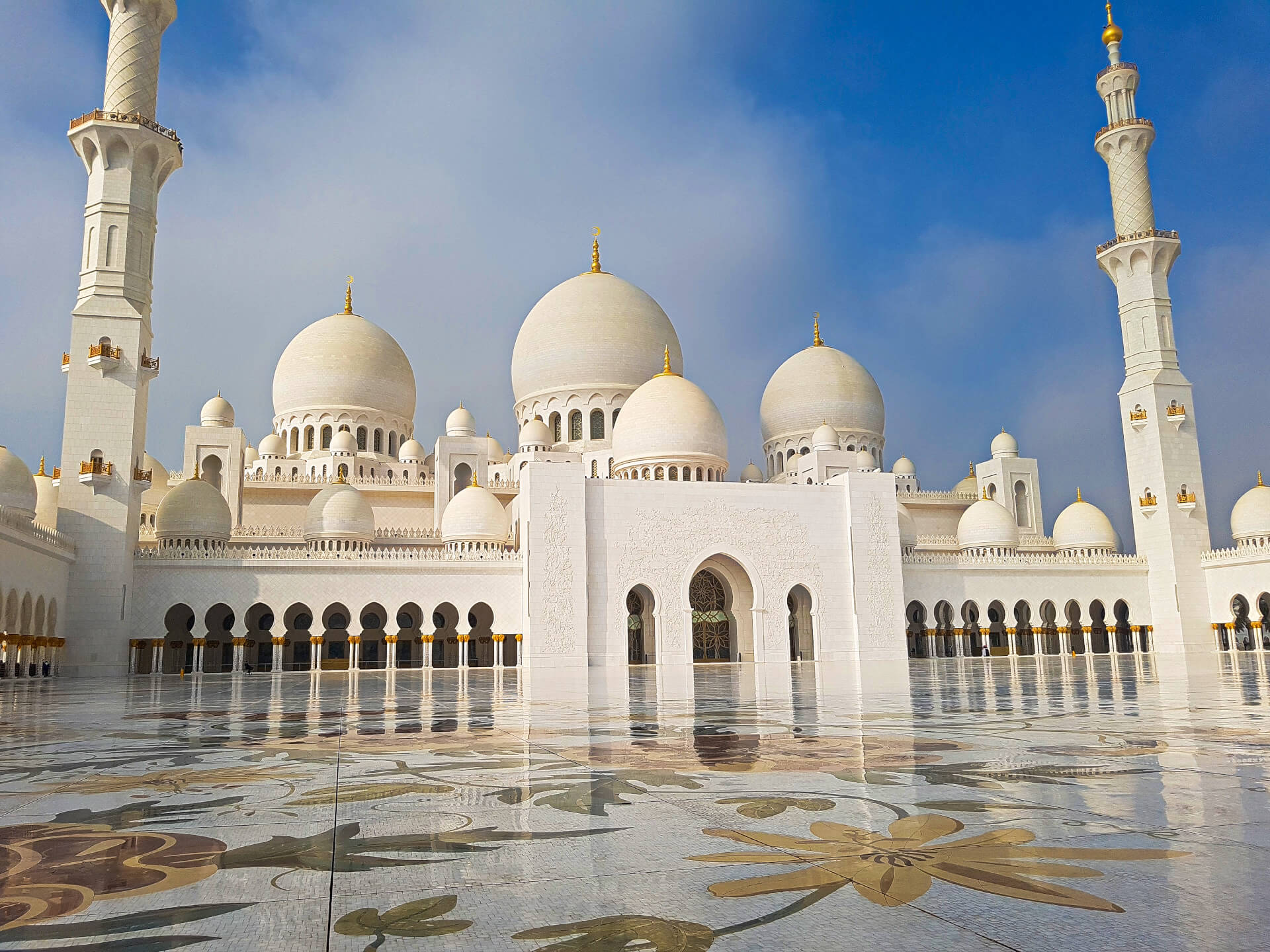 Explore the Grand Mosque in Abu Dhabi - Perceptive Travel