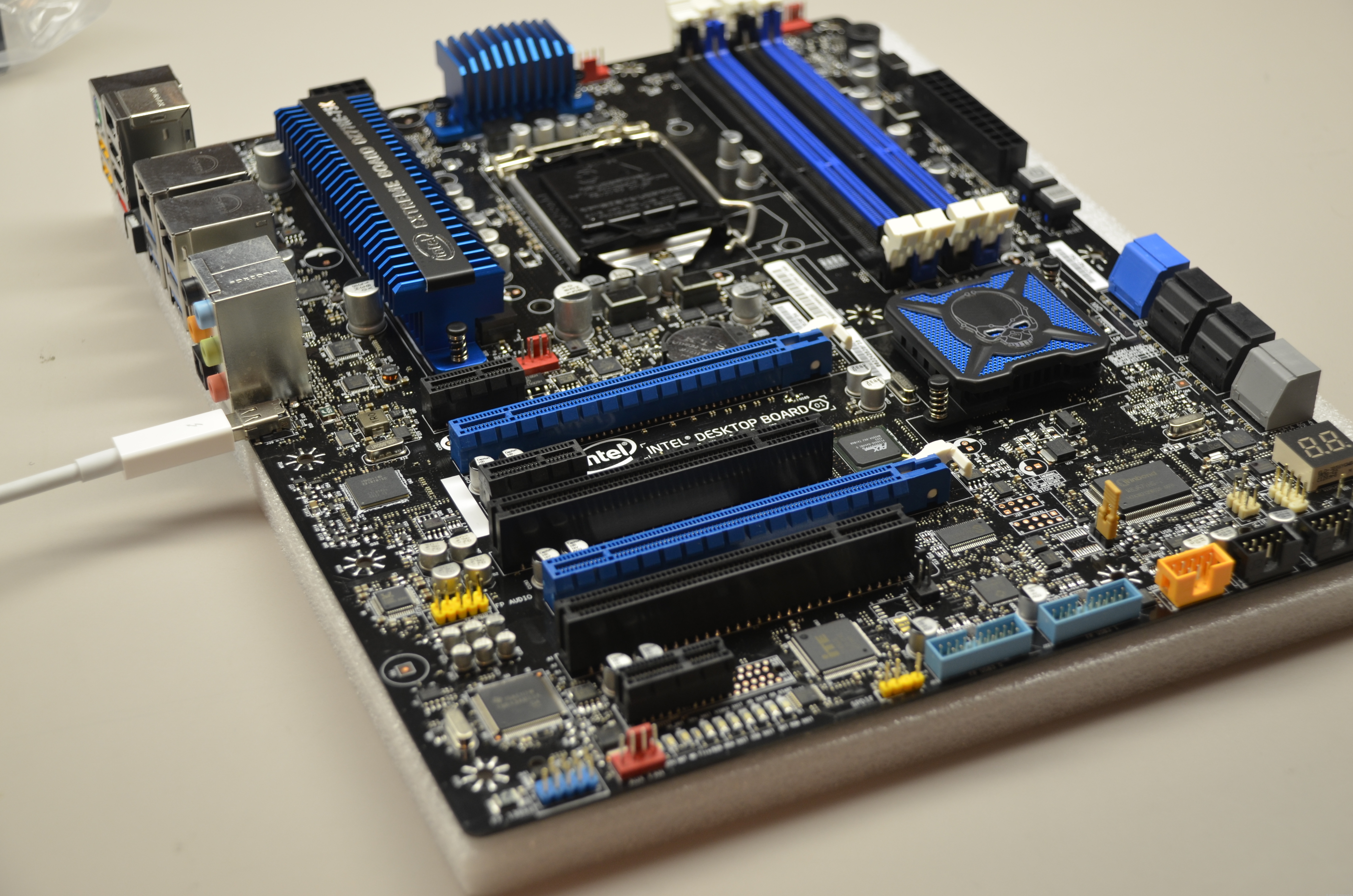 Intel's latest desktop board: Finally Thunderbolt and USB 3.0 ...