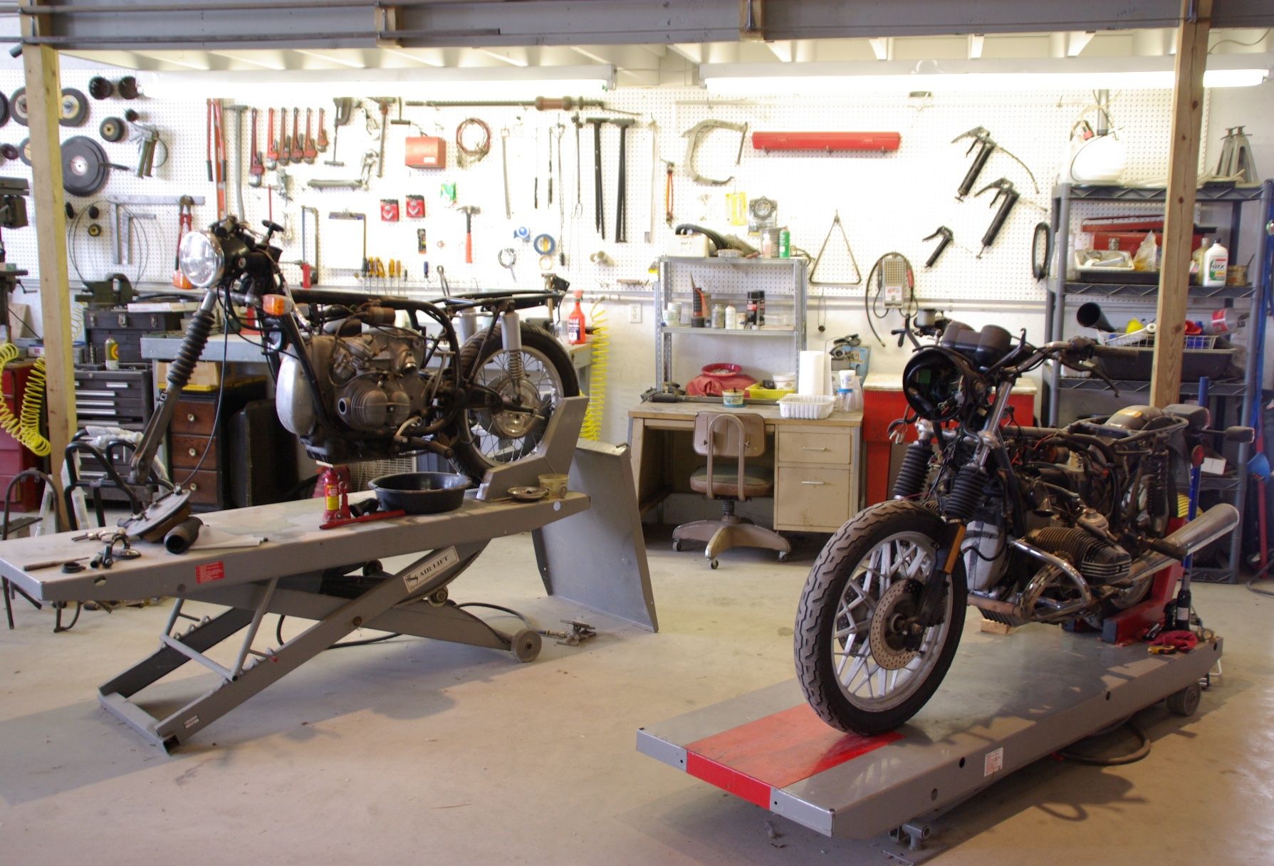 Motorcycle Lift | For the Man Cave | Pinterest | Vintage motorcycles ...