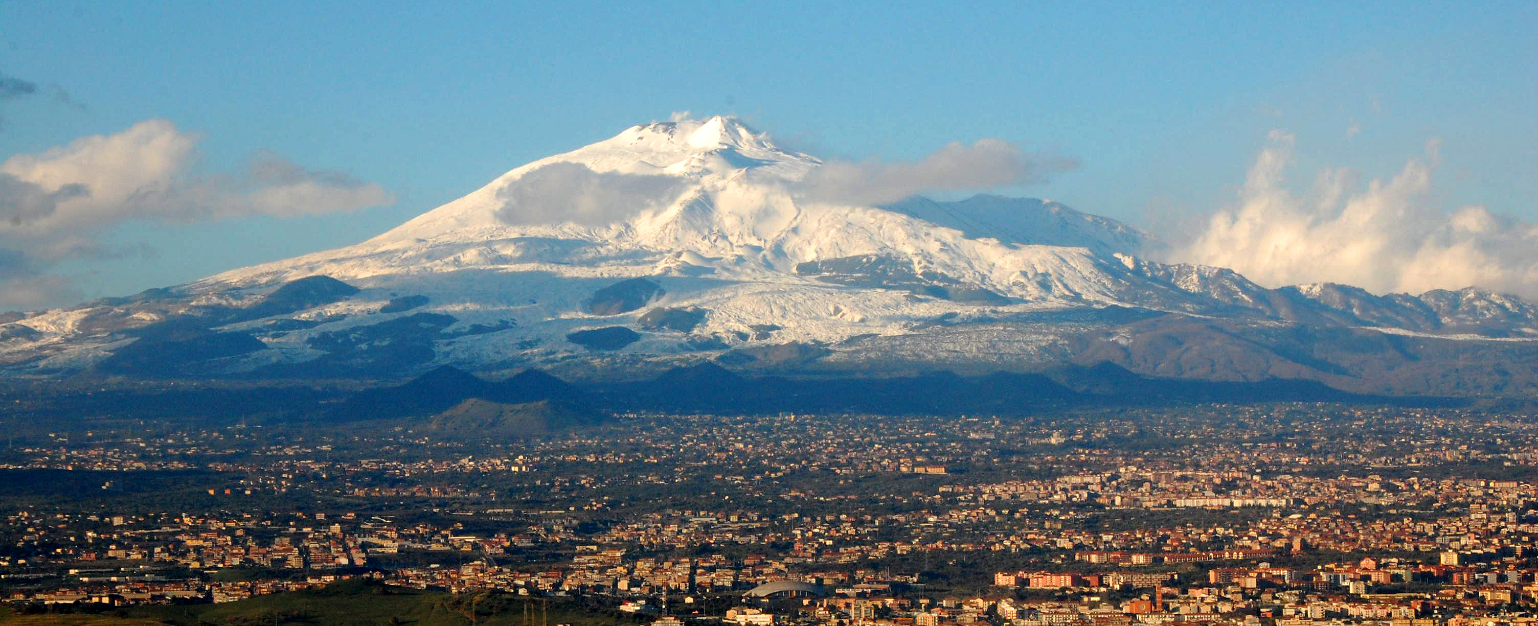 File:Mt Etna and Catania1.jpg - Wikimedia Commons