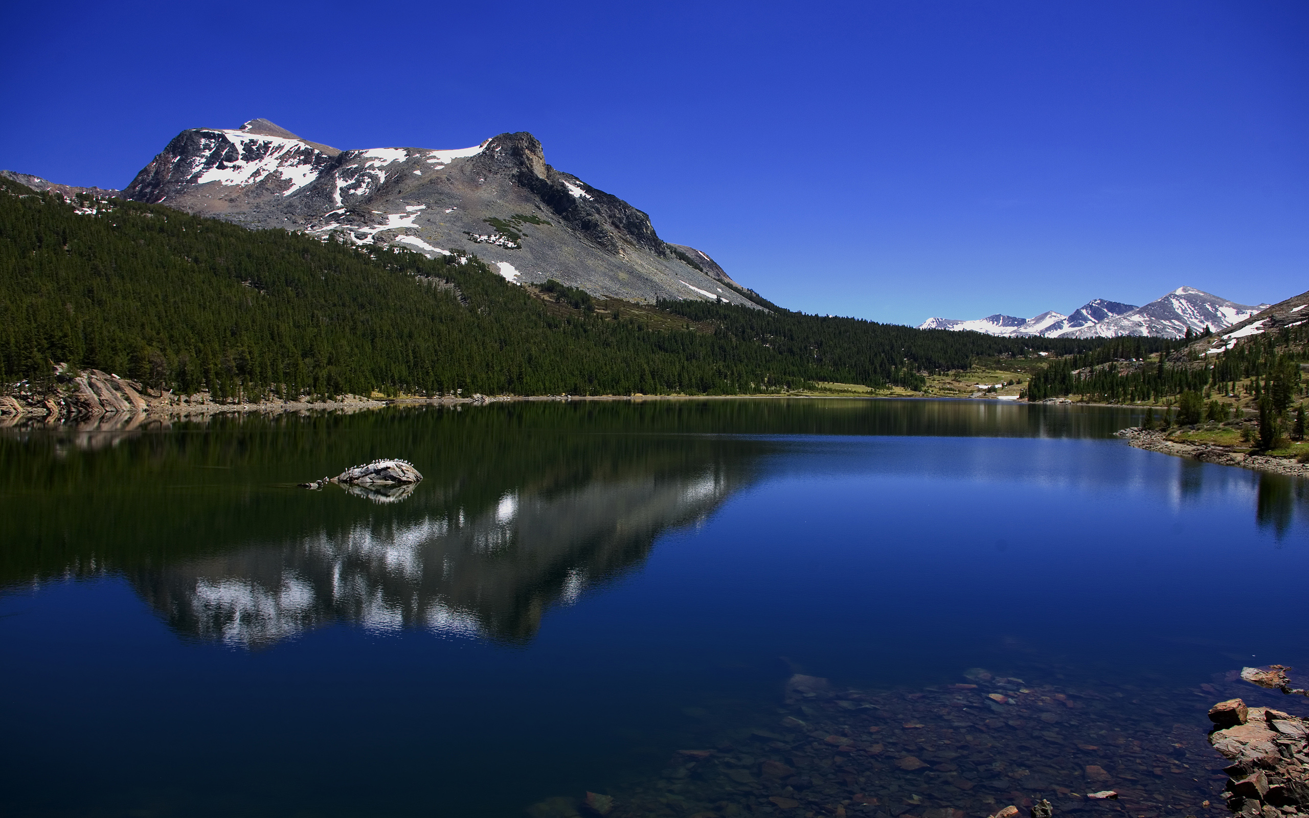 The mountain lake / 2560 x 1600 / Mountains / Photography | MIRIADNA.COM