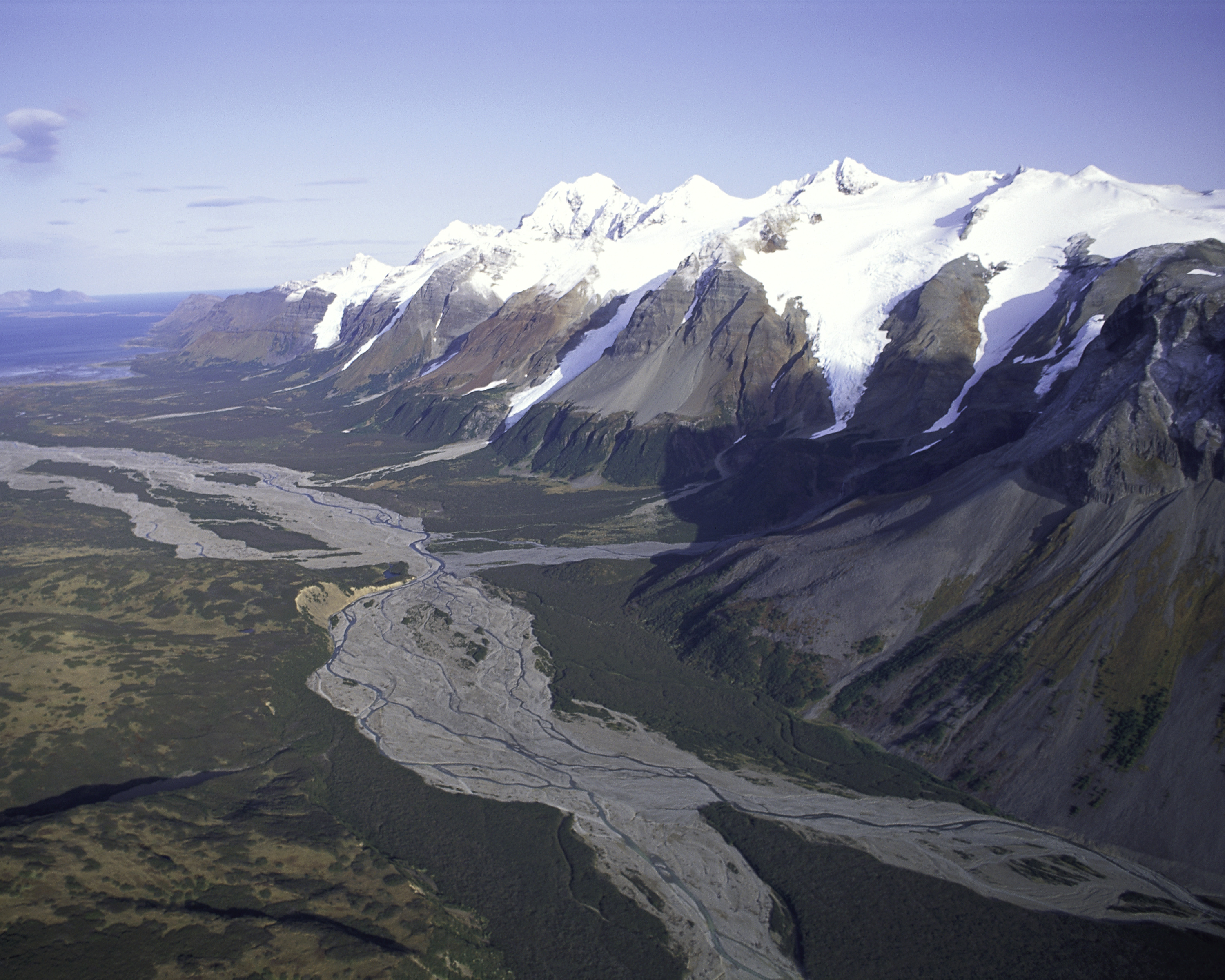 File:Mountain Range Alaska Peninsula NWR.jpg - Wikimedia Commons