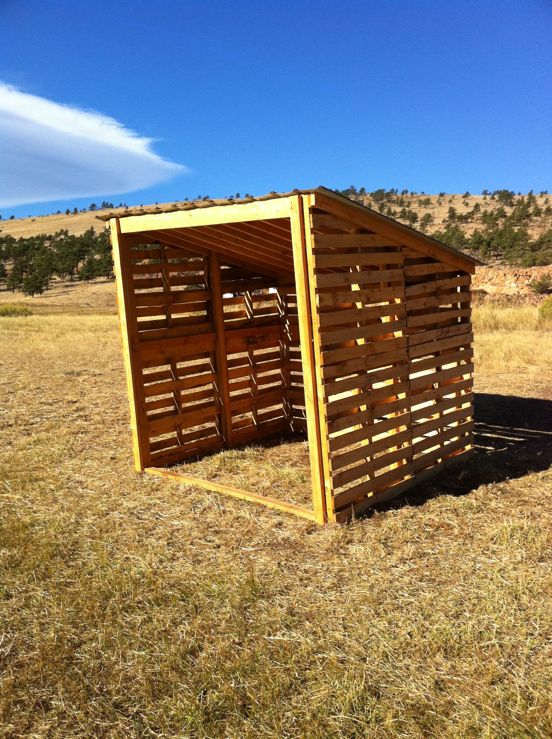 Build Things From Pallets shed | livestock pallet barn in a ...