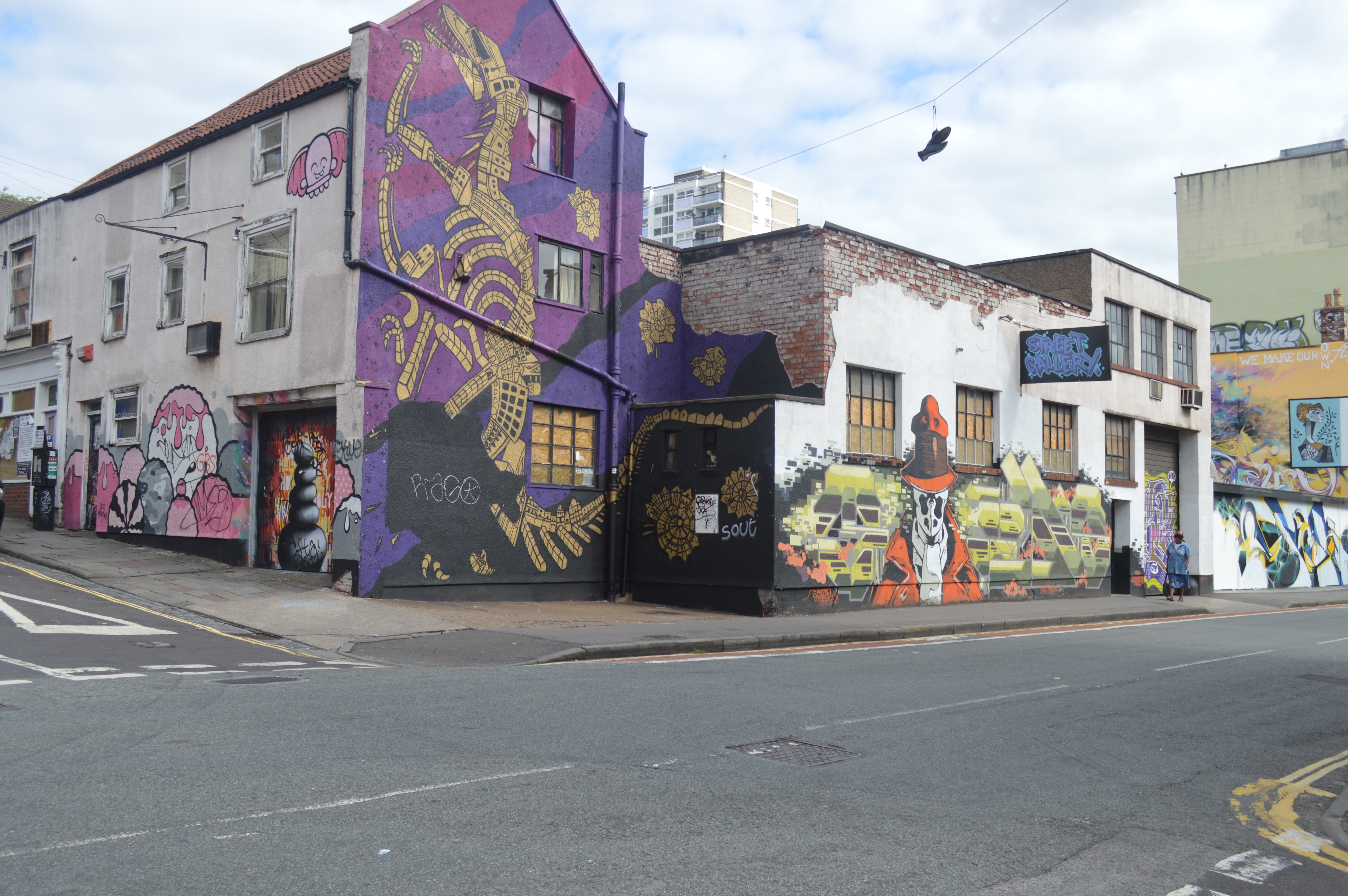 Multicolored Graffiti on Buildings in the UK | gimmeges