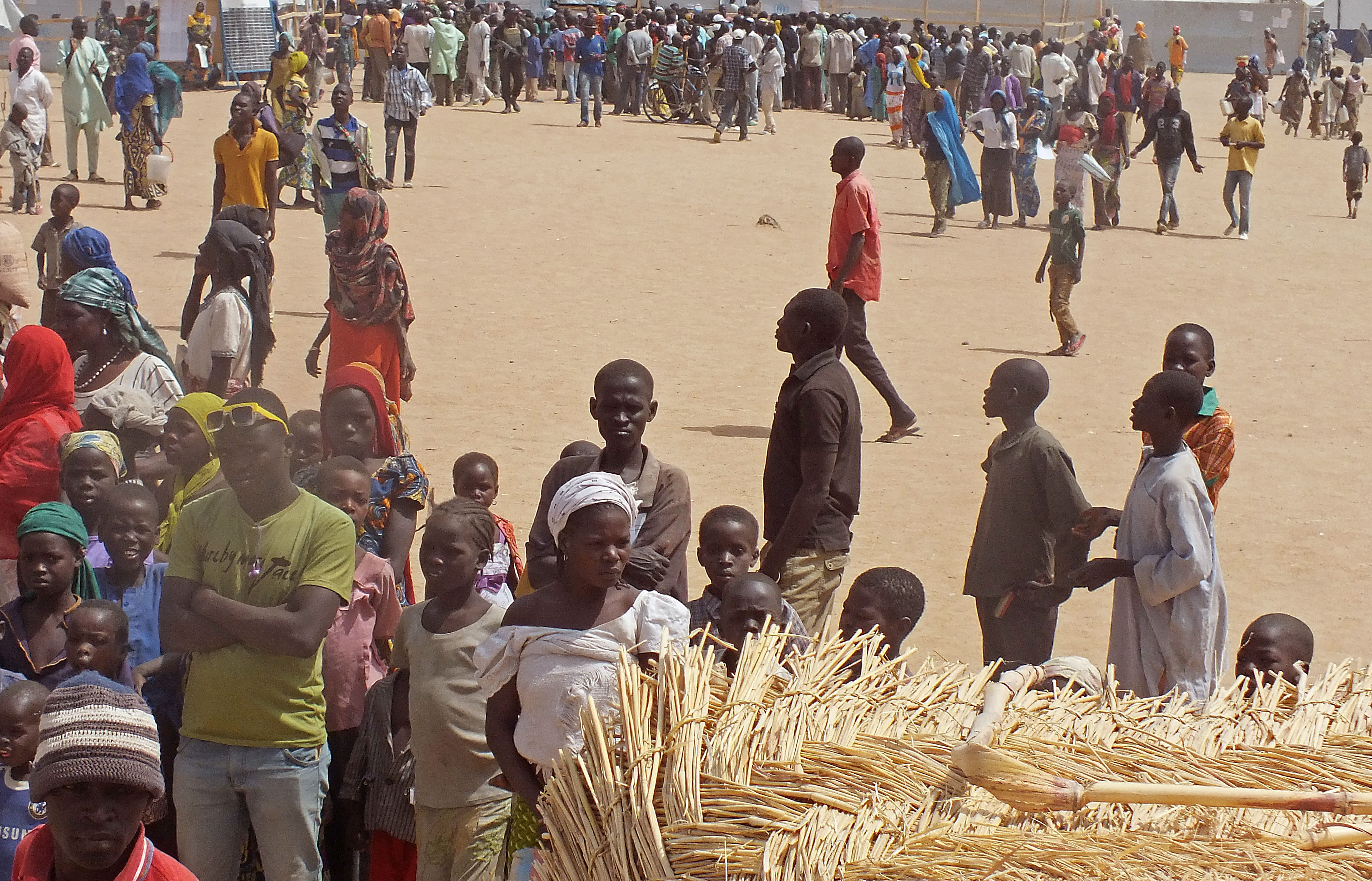Multitud mata a golpes a una chica en un mercado de Nigeria