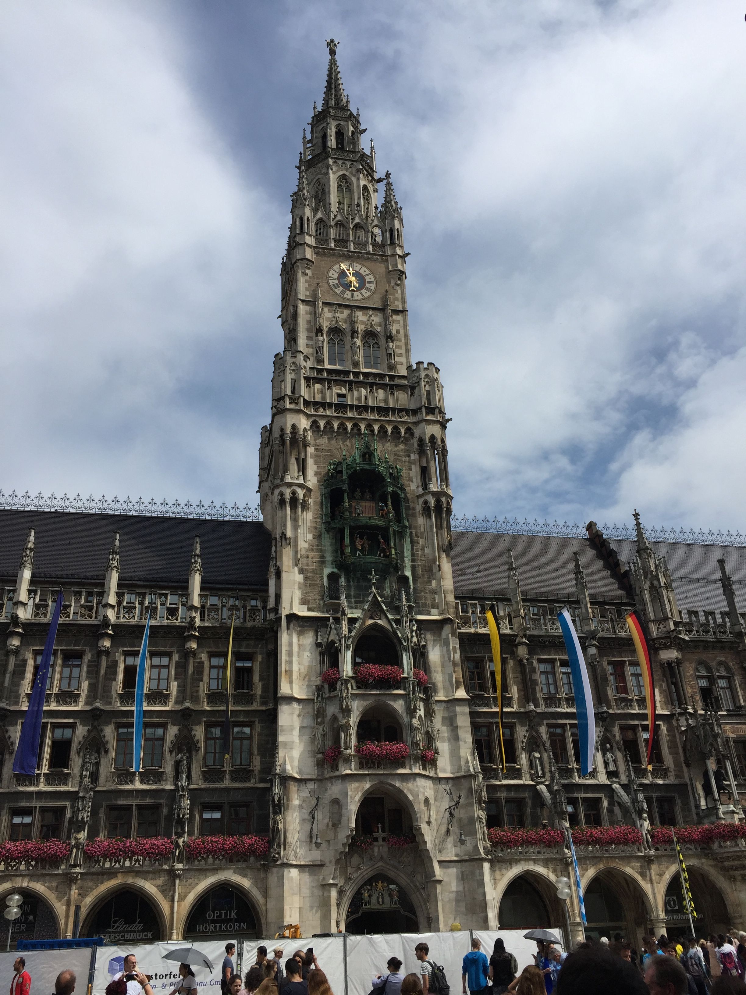 Marienplatz and the Glockenspiel clock at noon | Munich | Pinterest ...
