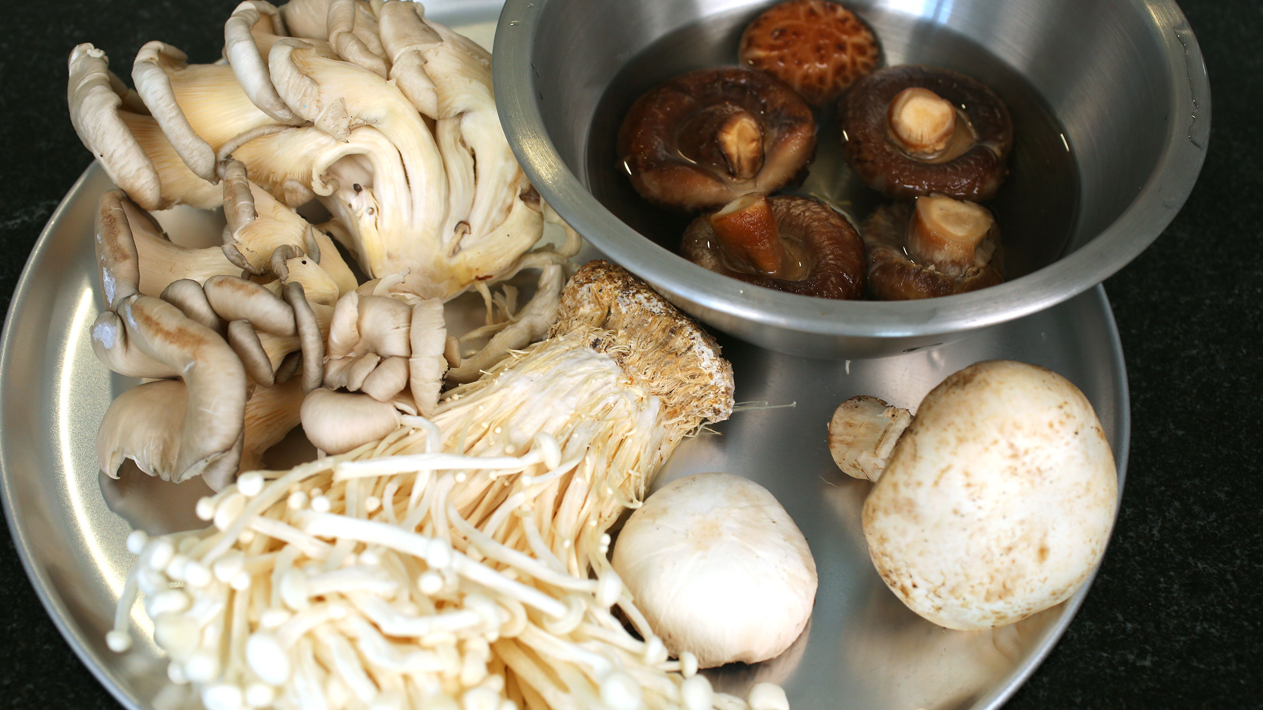 Mushroom soup (Beoseot-deulkkae-tang: 버섯들깨탕) recipe - Maangchi.com