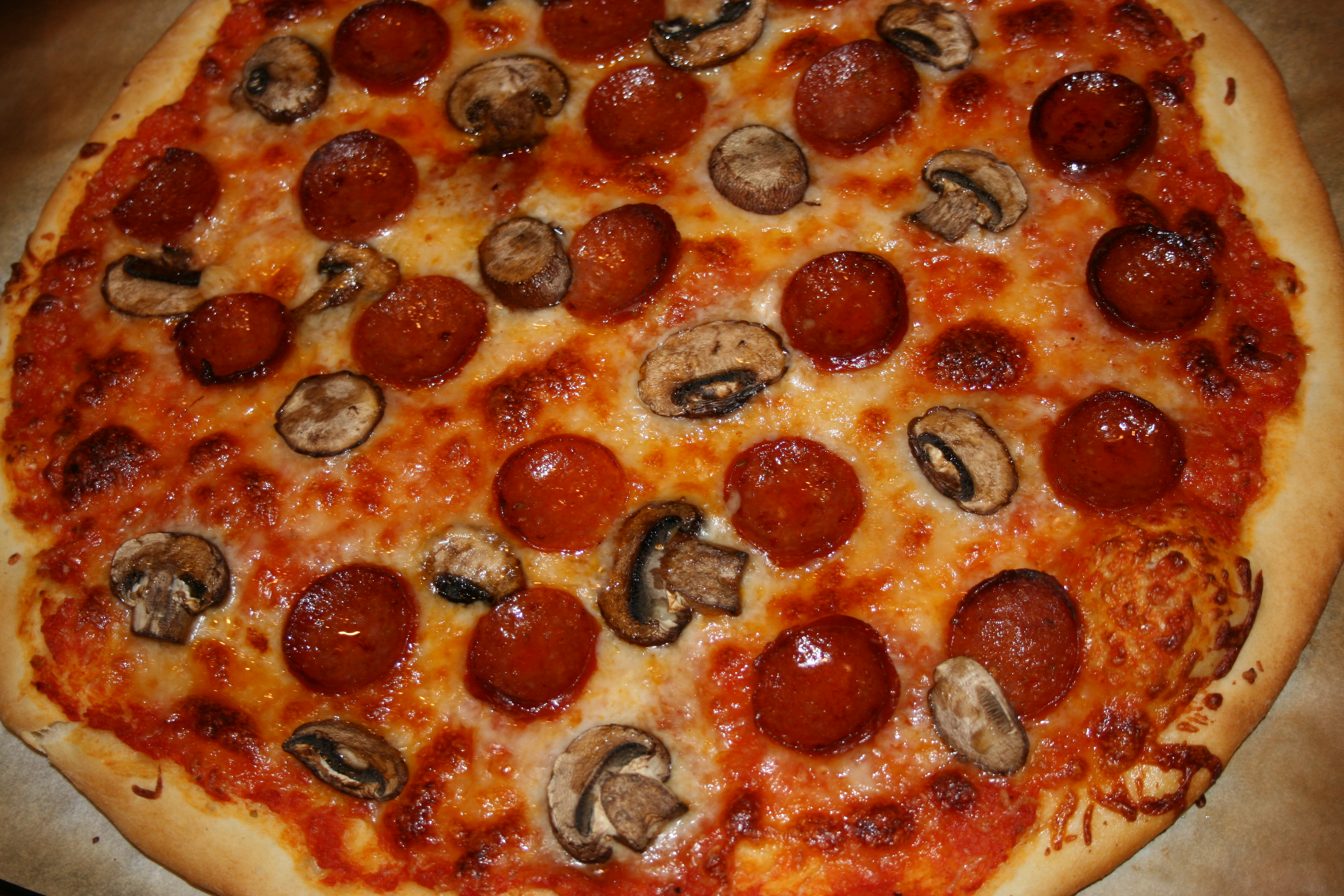 File:Pepperoni & mushroom pizza.jpg - Wikimedia Commons