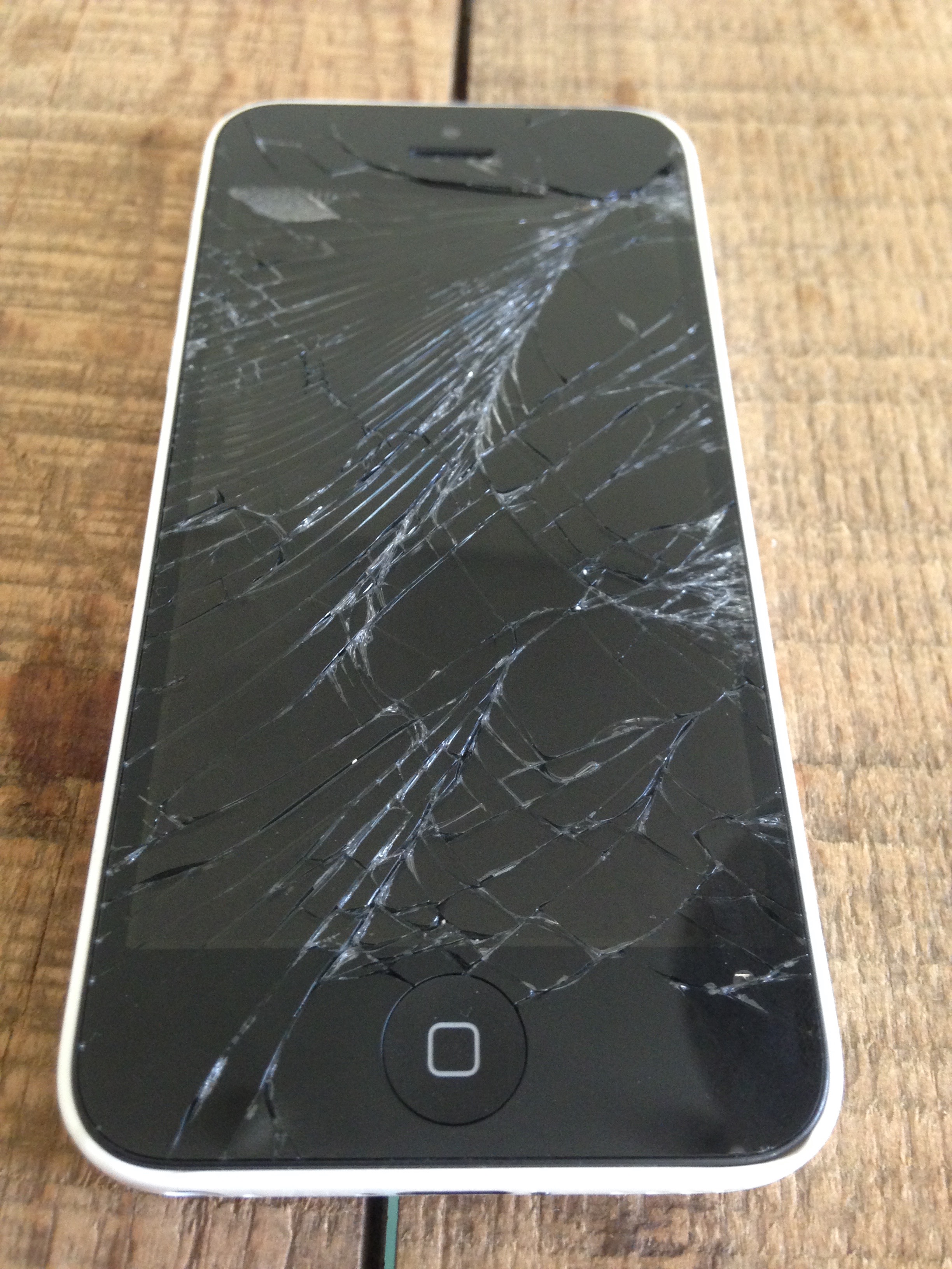 Broken iPhone Screen in Dubai? - iRepairUAE - We Come To You!
