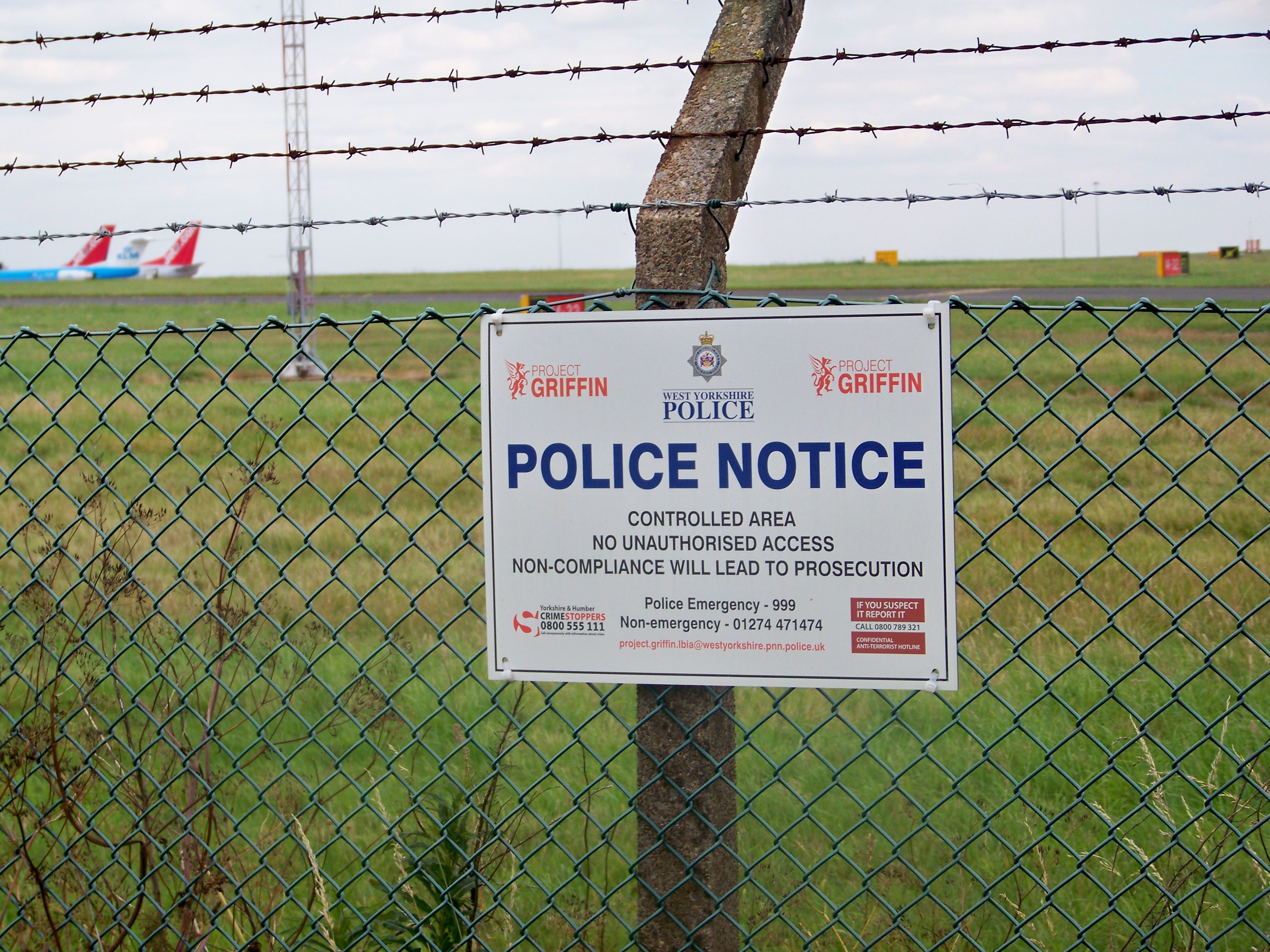 File:Police notice on the airport perimeter fence near Victoria ...