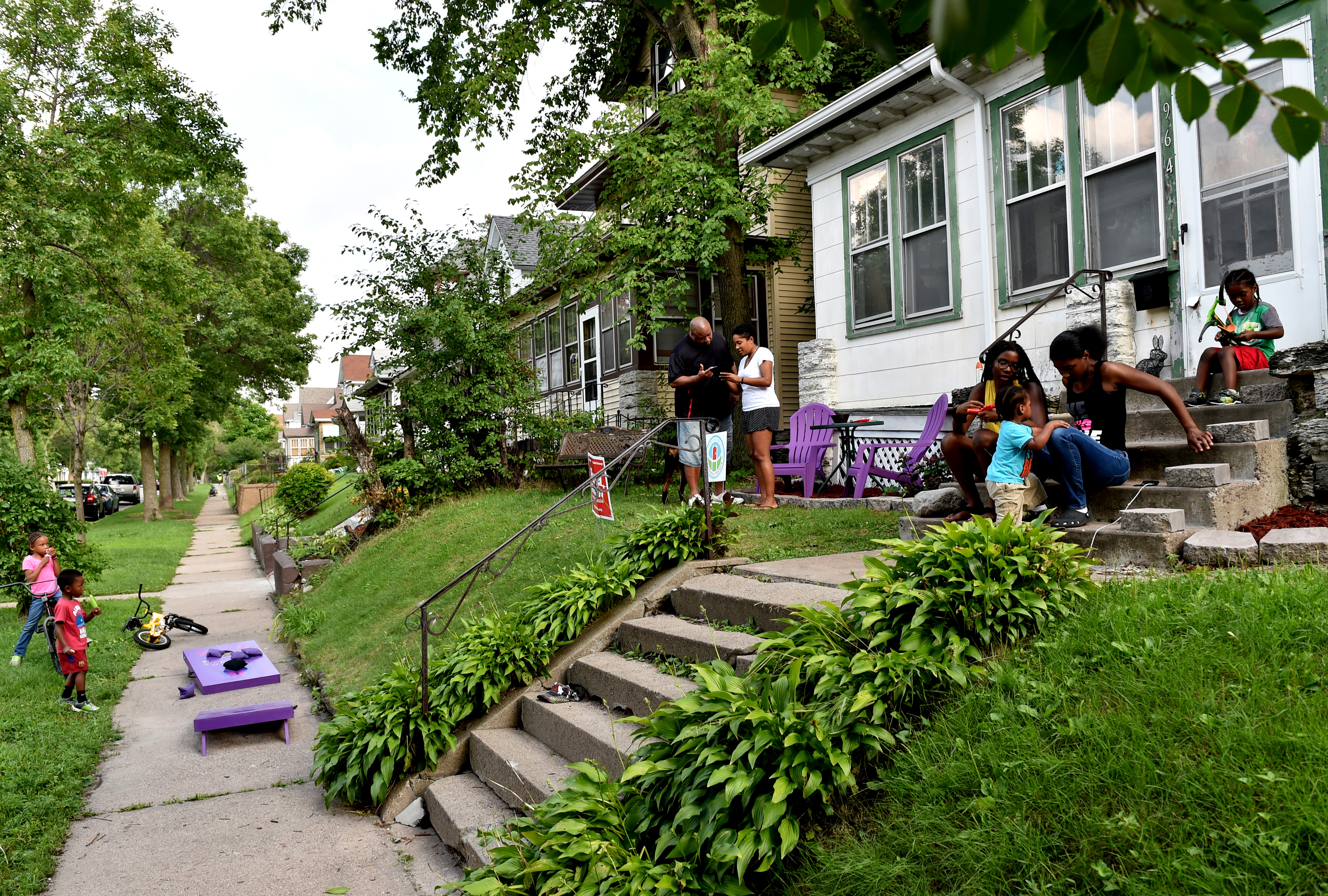Moving from back yards to front, St. Paul neighbors get acquainted
