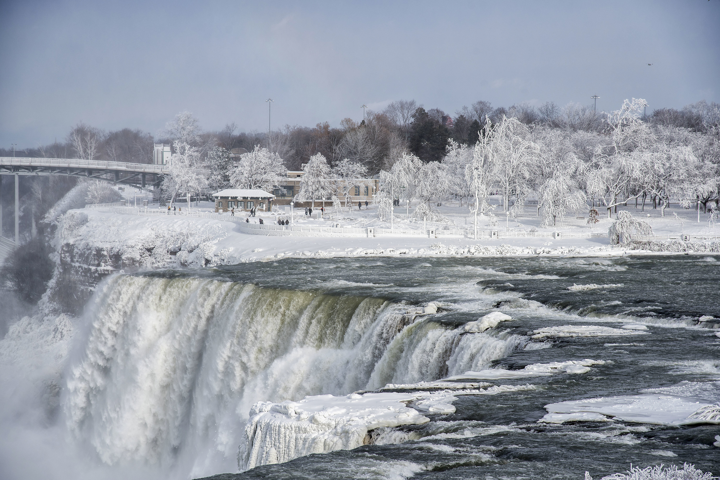 Frozen Niagara Falls stuns visitors who dare to brave bitter cold