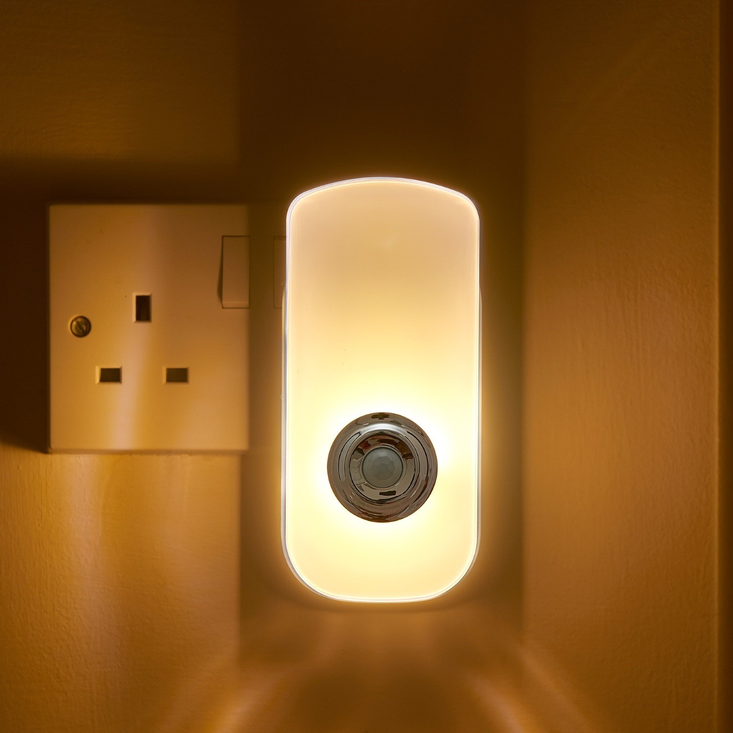 Plug In PIR Motion Sensor LED Night Light & Emergency Torch ...