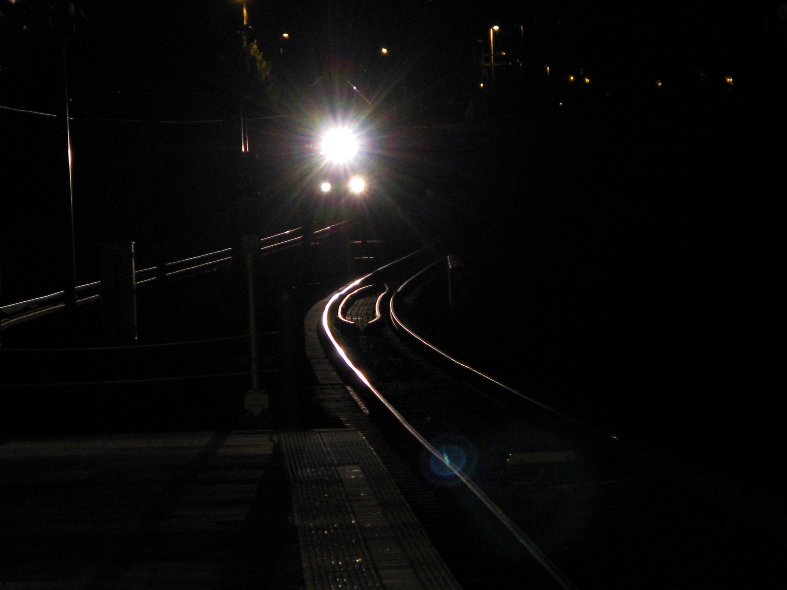 Поезд едет вечером. Рельсы ночью. Железная дорога ночью. Поезд ночью. Поезд в темноте.