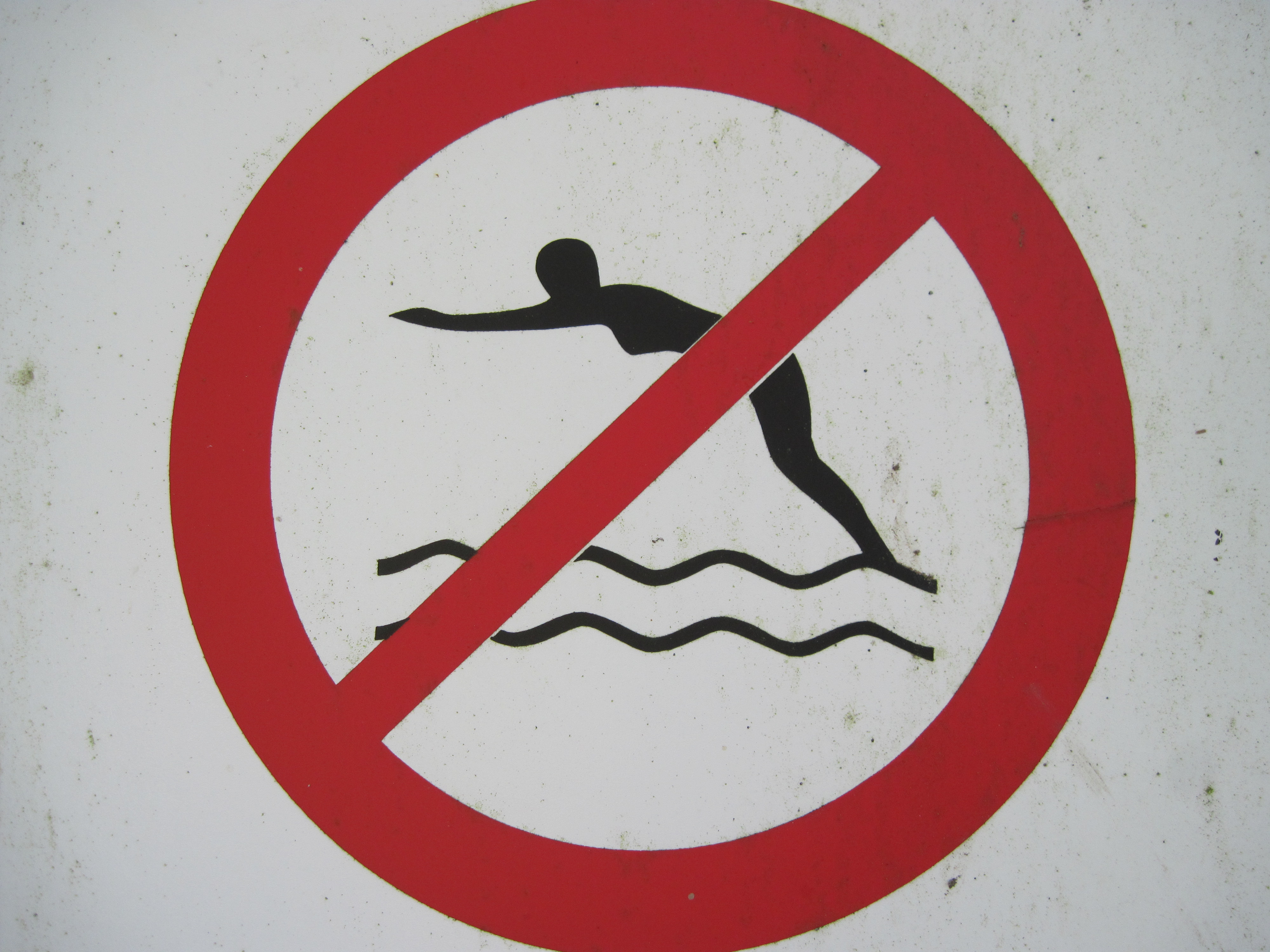 Знак можно плавать. Знак «купаться запрещено». Купание запрещено табличка. Запрещающие знаки. Табличка плавать запрещено.