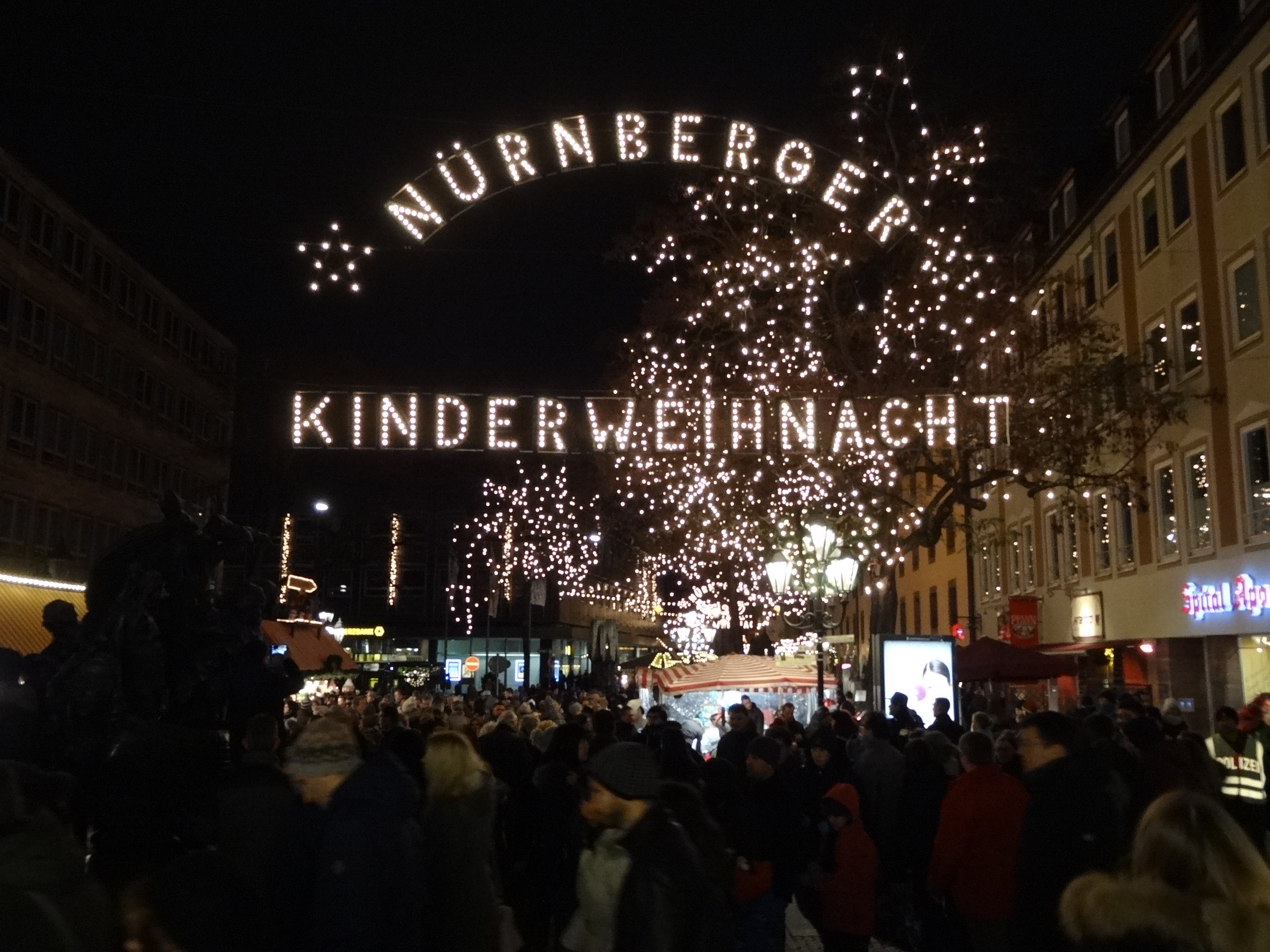 File:Nürnberger Kinderweihnacht.JPG - Wikimedia Commons