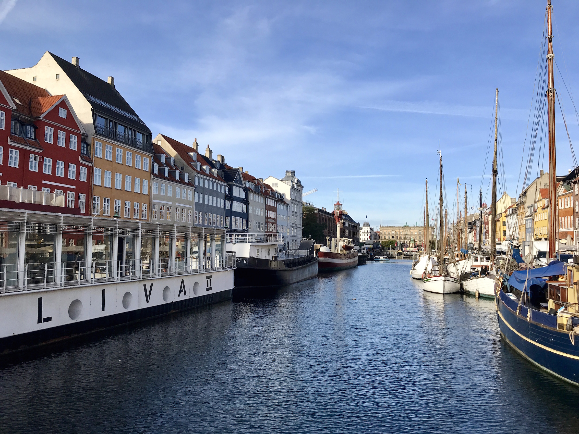 Nyhavn – Where to eat and play along this famous Copenhagen canal ...