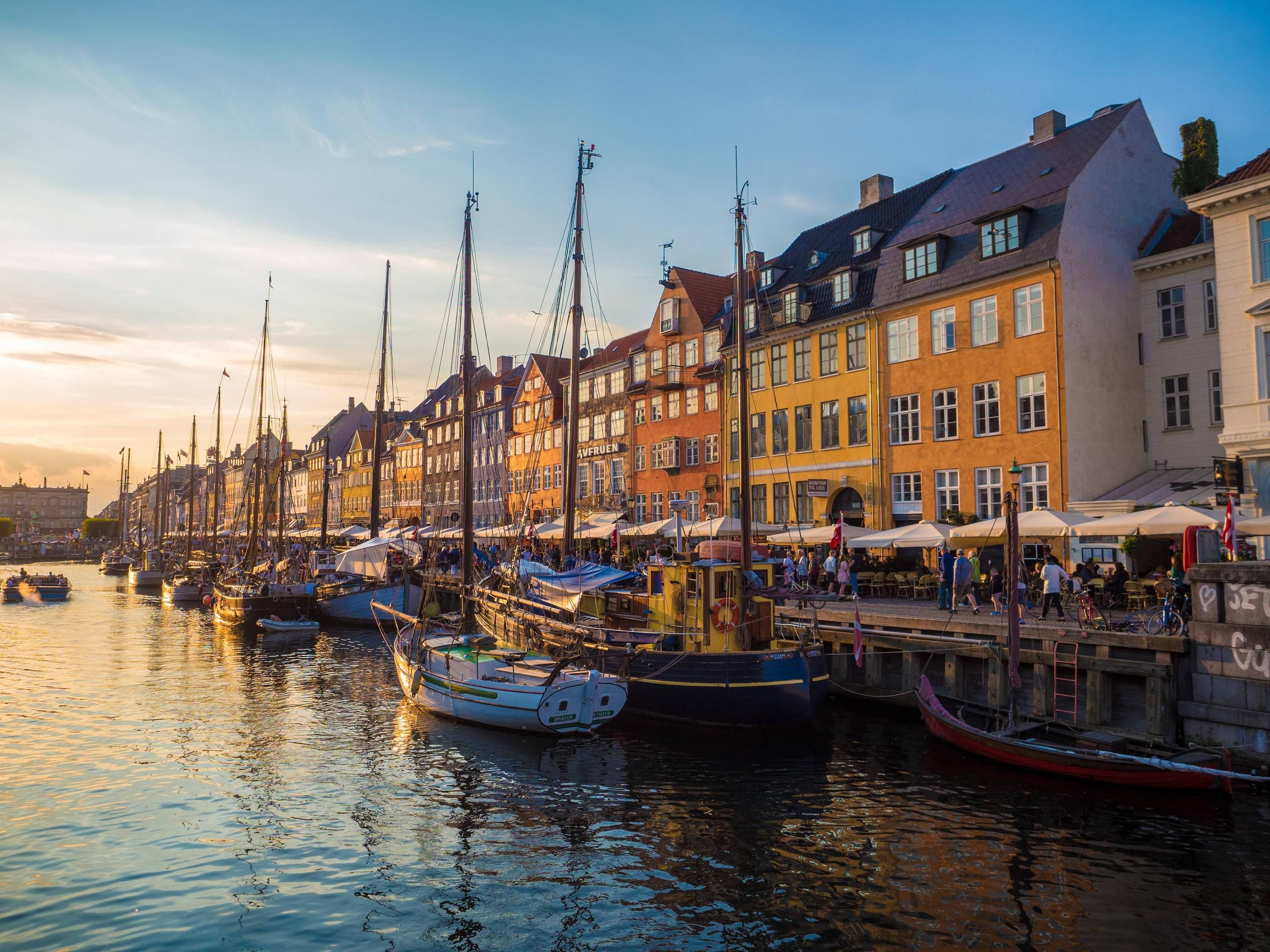 Sunset at Nyhavn, a beautiful waterfront district in Copenhagen ...