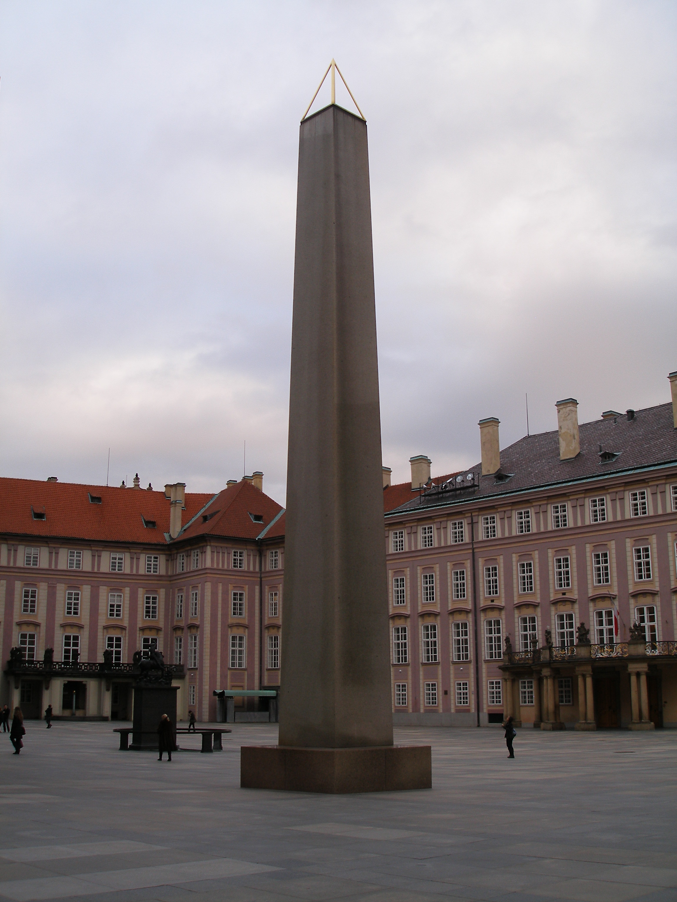 File:Prague Castle, Obelisk 1.JPG - Wikimedia Commons