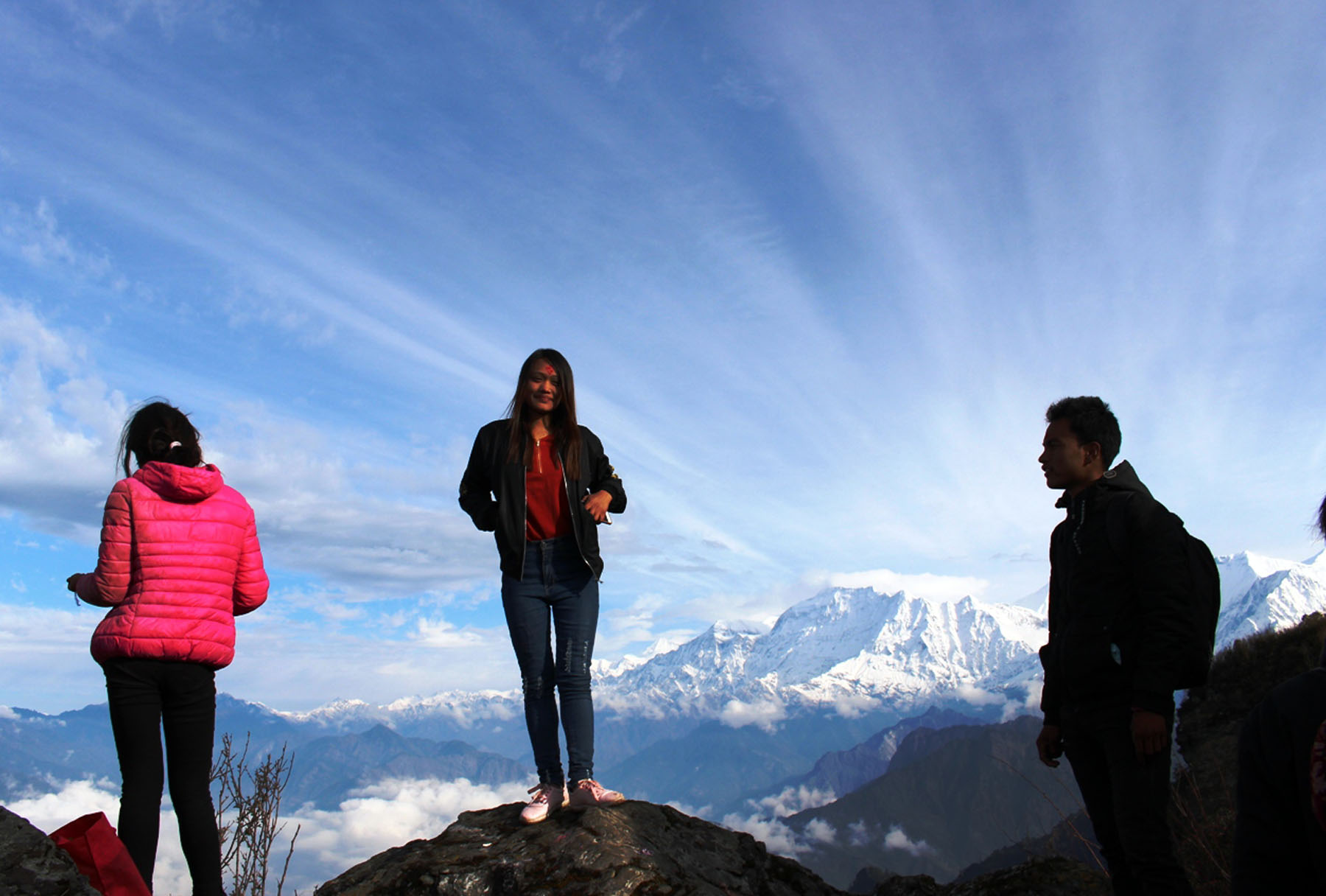 हिमशृङ्खला अवलोकन गर्दै पर्यटक | Setopati ...