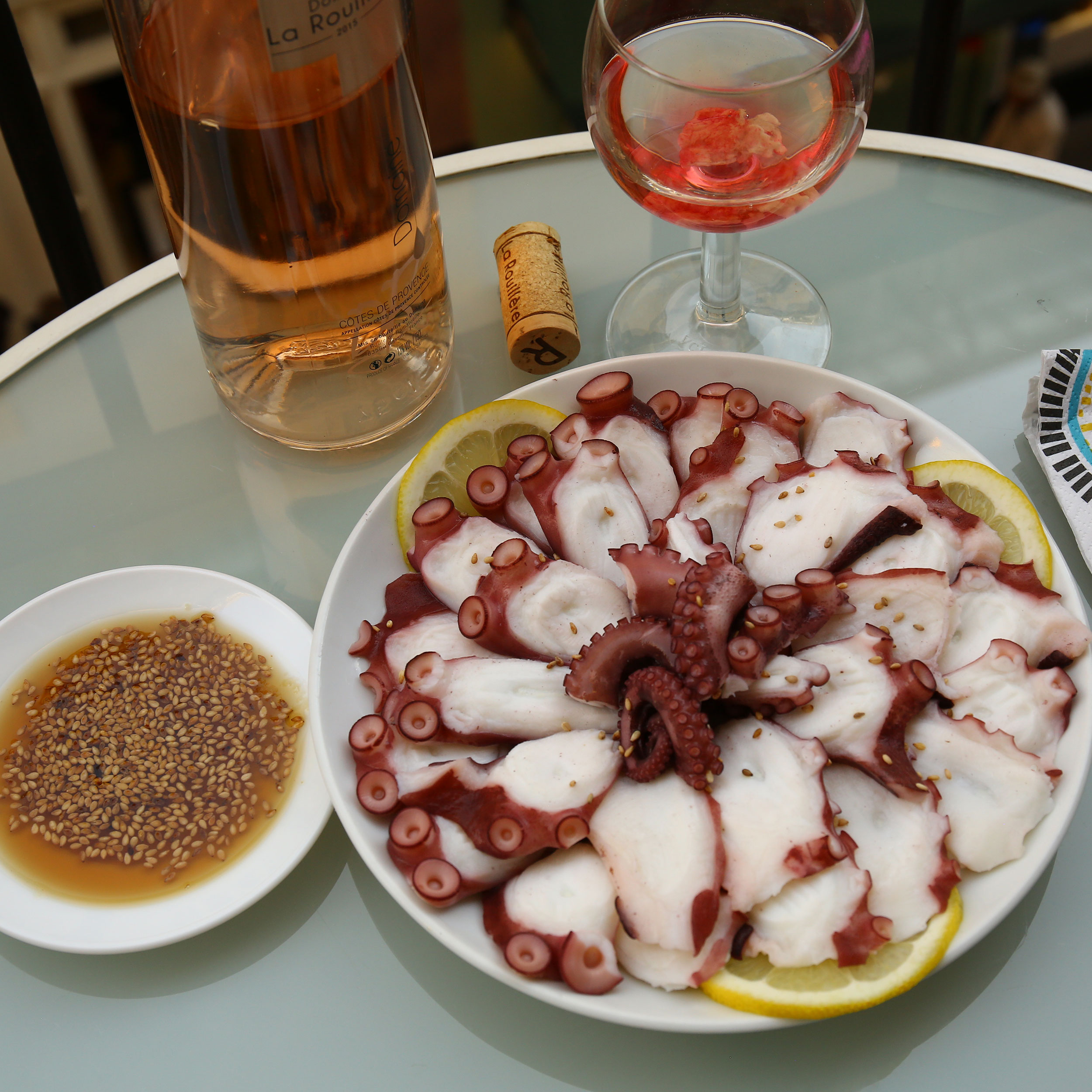 Octopus slices with sesame dipping sauce (Muneo-sukhoe: 문어숙회 ...