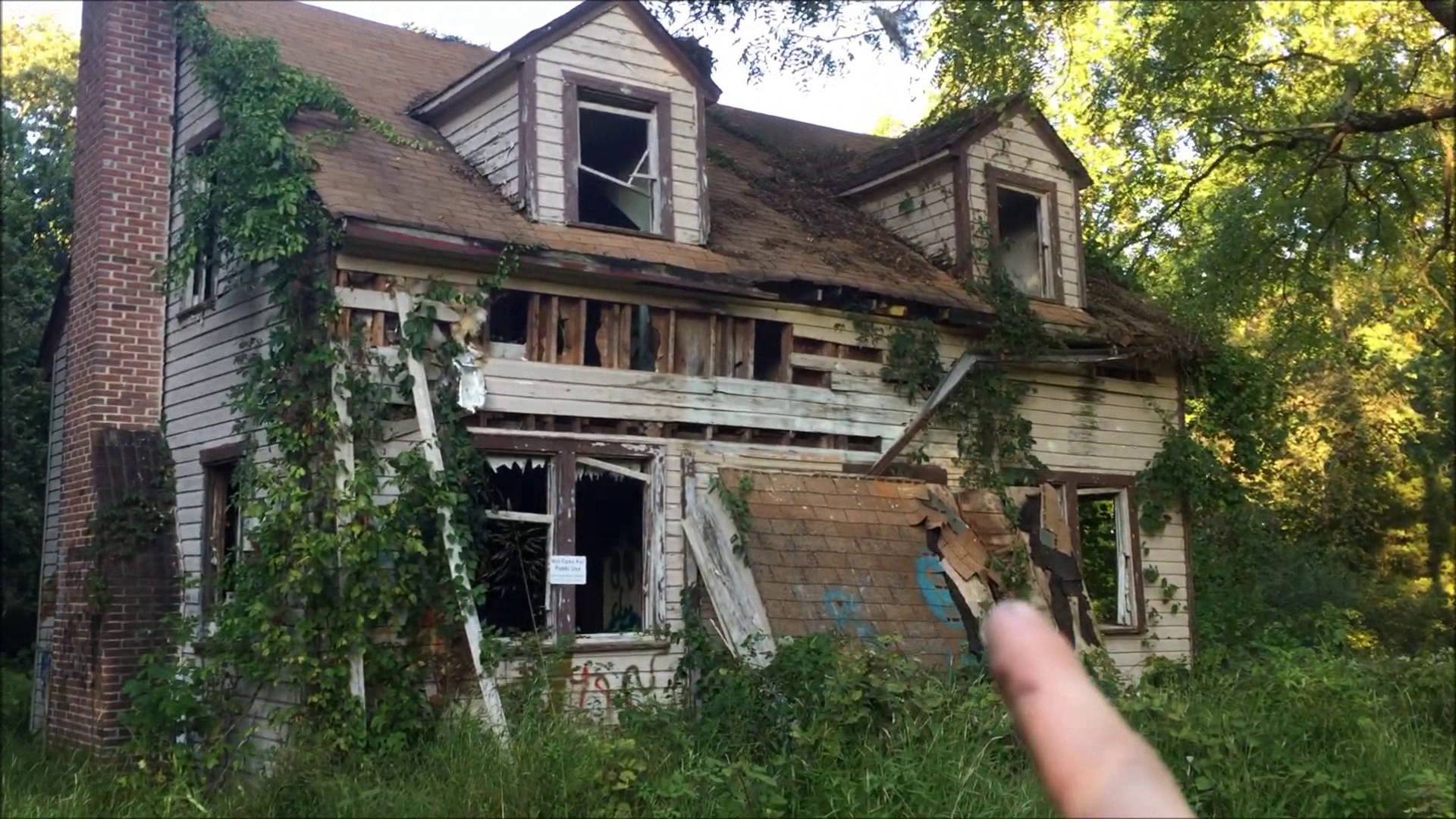 Old abandoned house photo